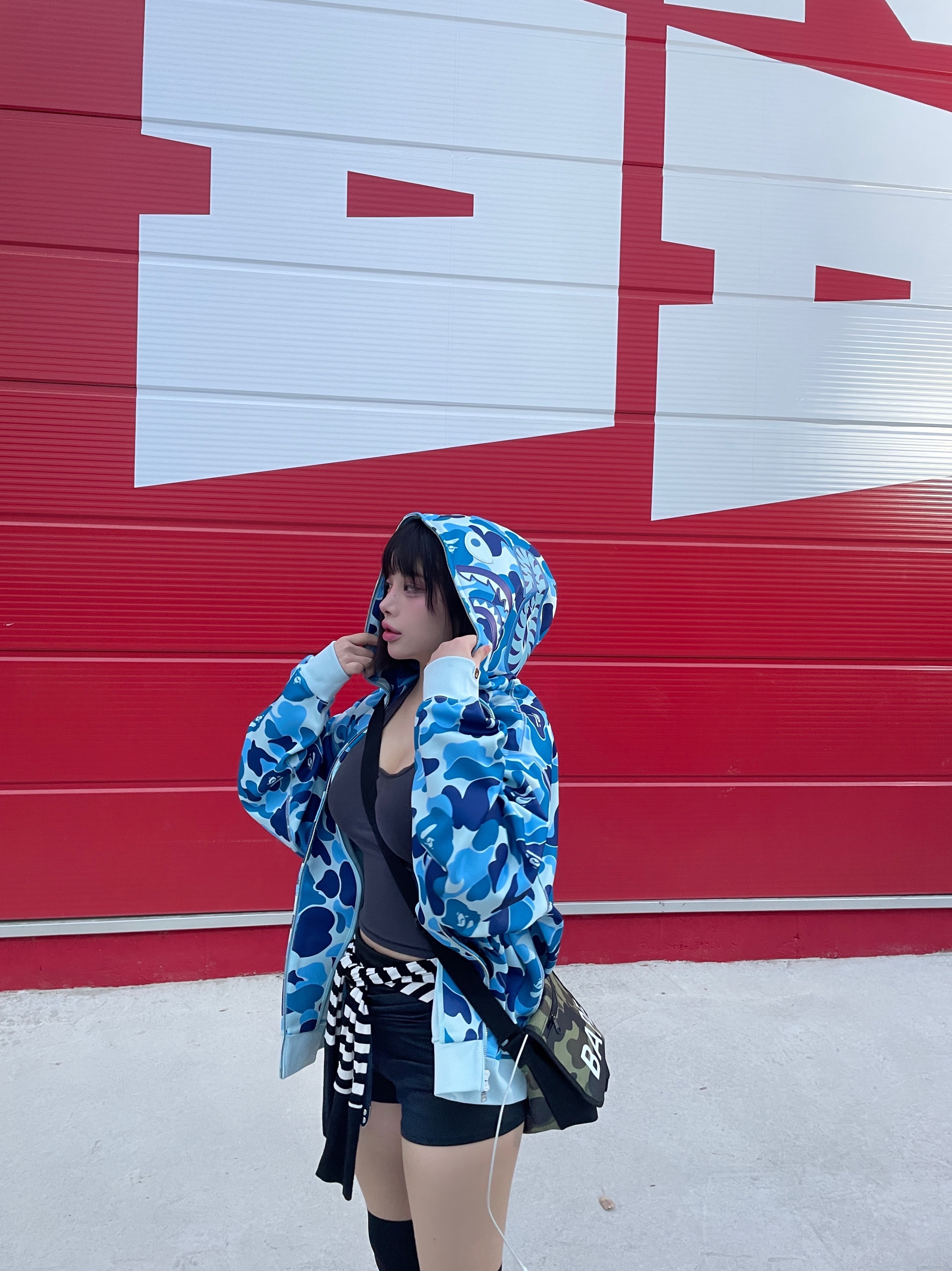 BAPE ABC Camo Rayon Relaxed Fit Shark Full Zip Hoodie Blue 착용 스타일 - 3