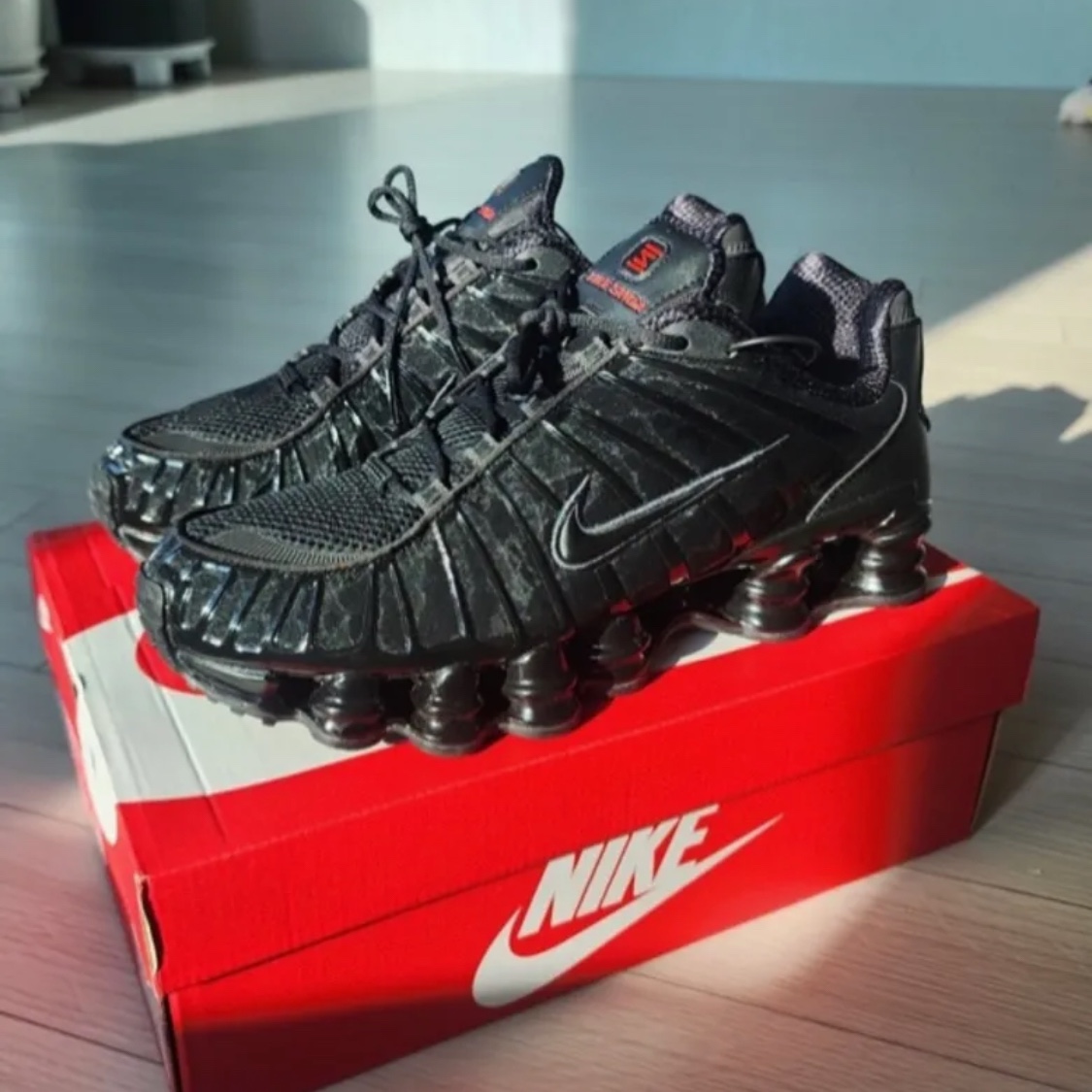 Nike Shox TL Black Metallic Hematite, (W) Nike Shox TL Black and Max Orange 착용 스타일