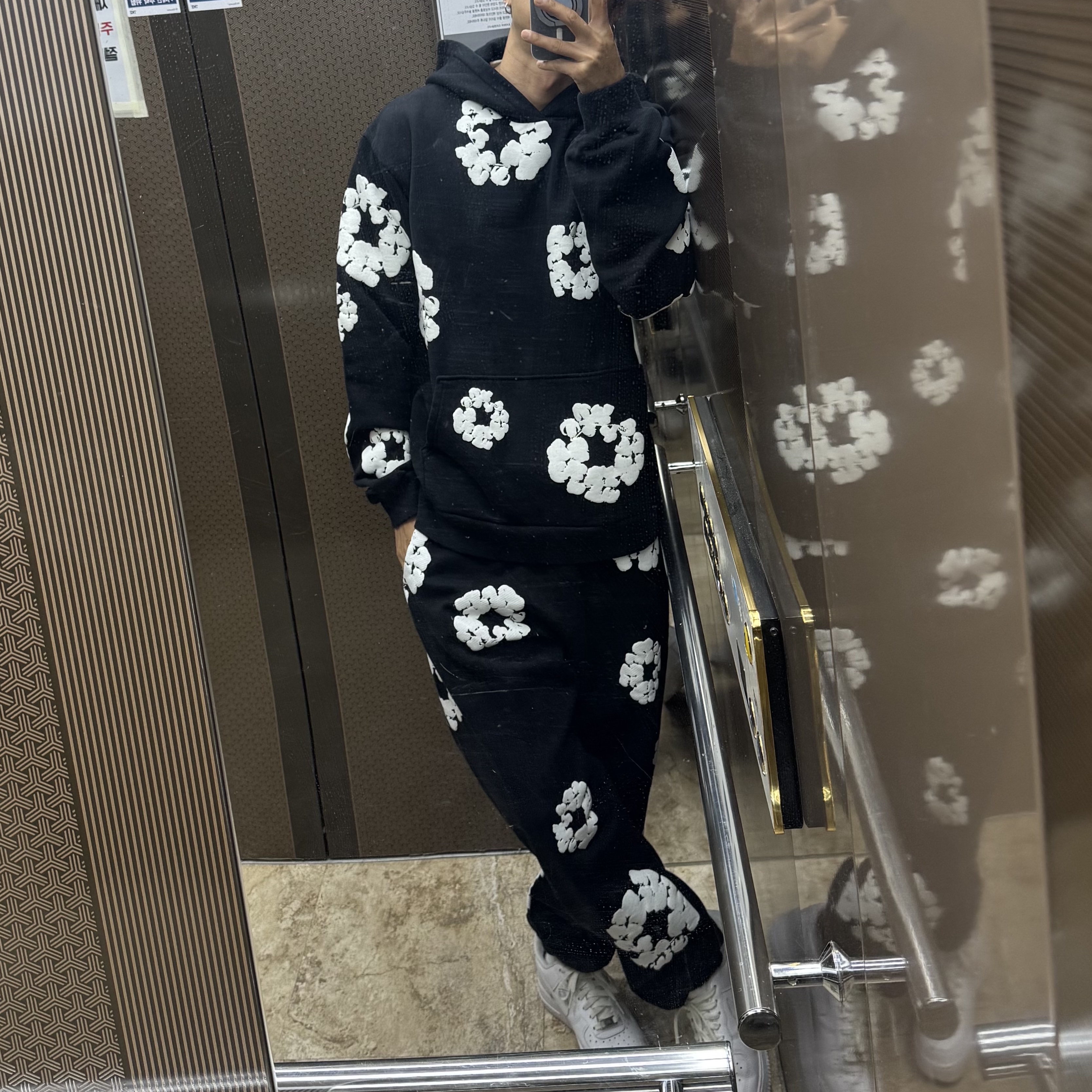 데님 티어스 더 코튼 리쓰 스웨트셔츠 블랙, 데님 티어스 더 코튼 리쓰 스웨트팬츠 블랙 착용 스타일
