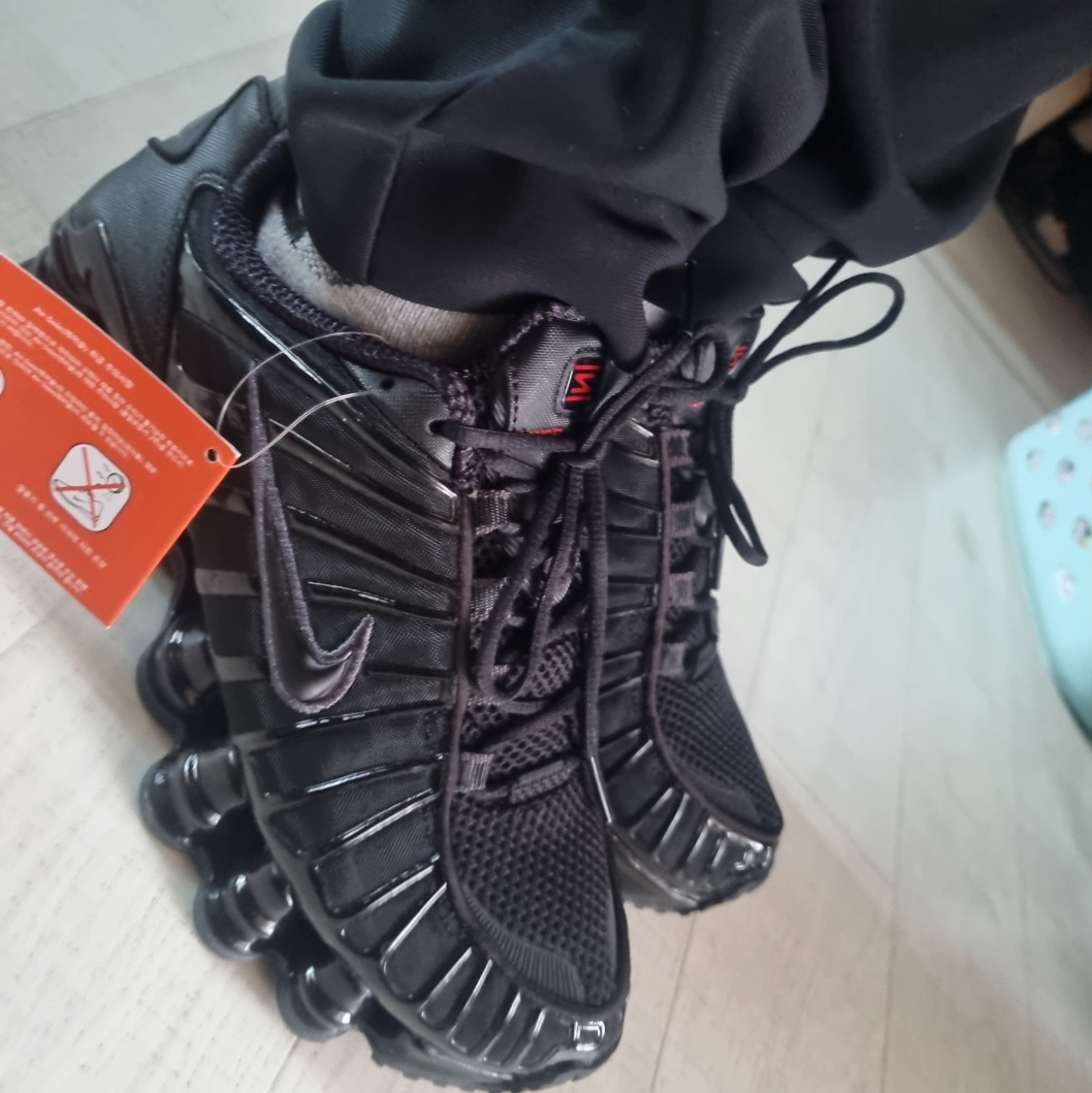 (W) Nike Shox TL Black and Max Orange 착용 스타일