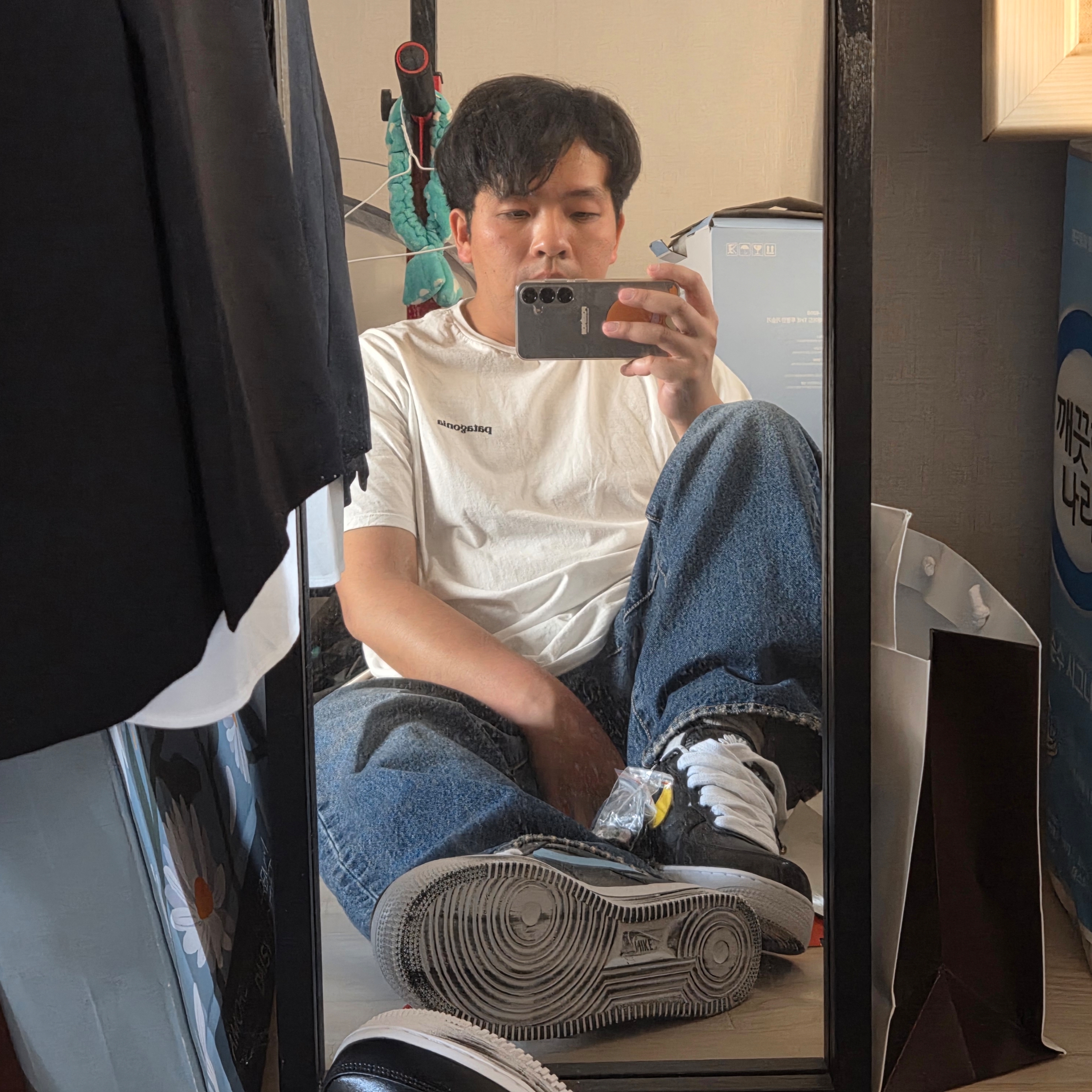 Nike x Peaceminusone Air Force 1 Low Para-Noise 3.0 Black and Multicolor, Patagonia P-6 Mission Organic T-Shirt White 착용 스타일