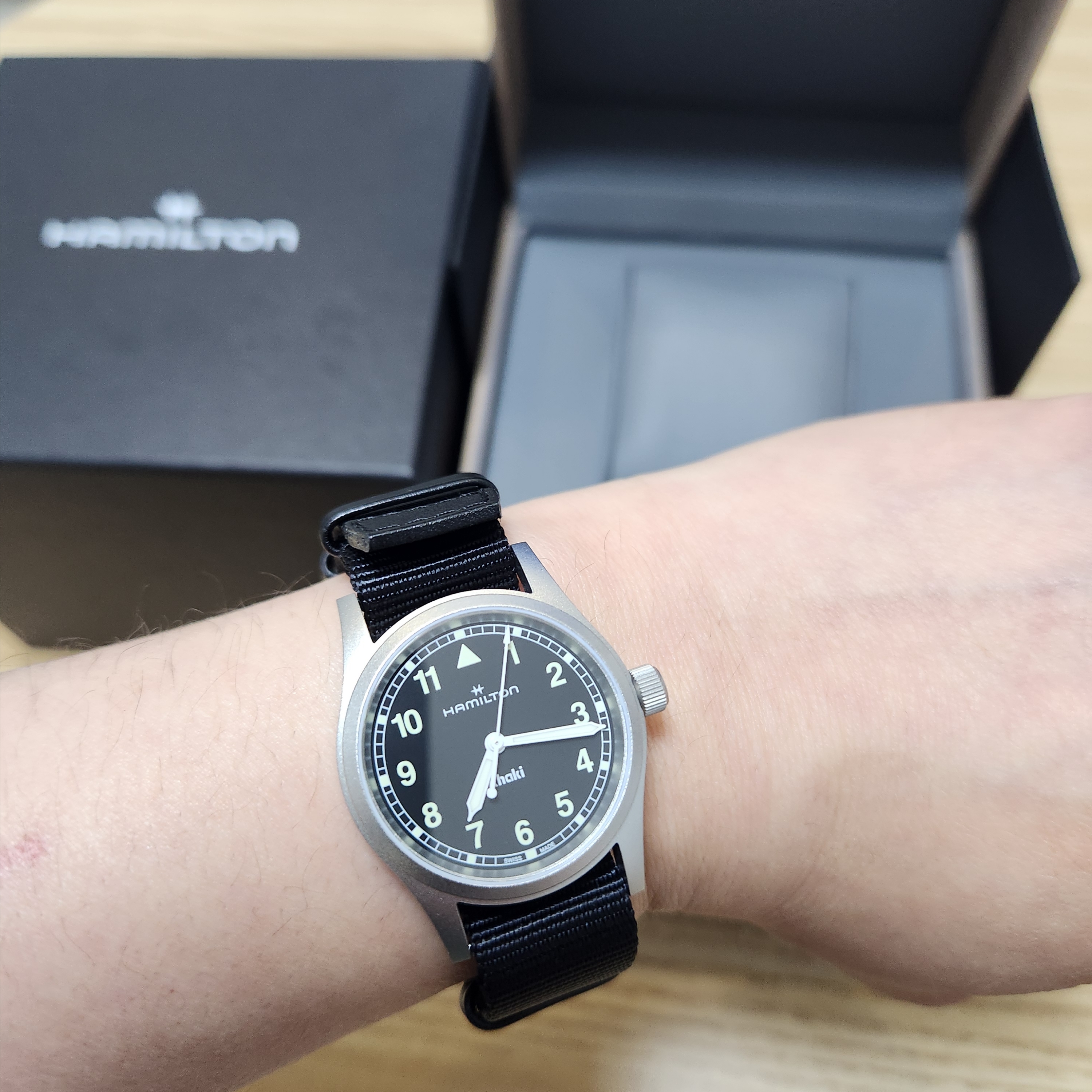 Hamilton Khaki Field Quartz 33mm Nato Strap Black Light Green 착용 스타일