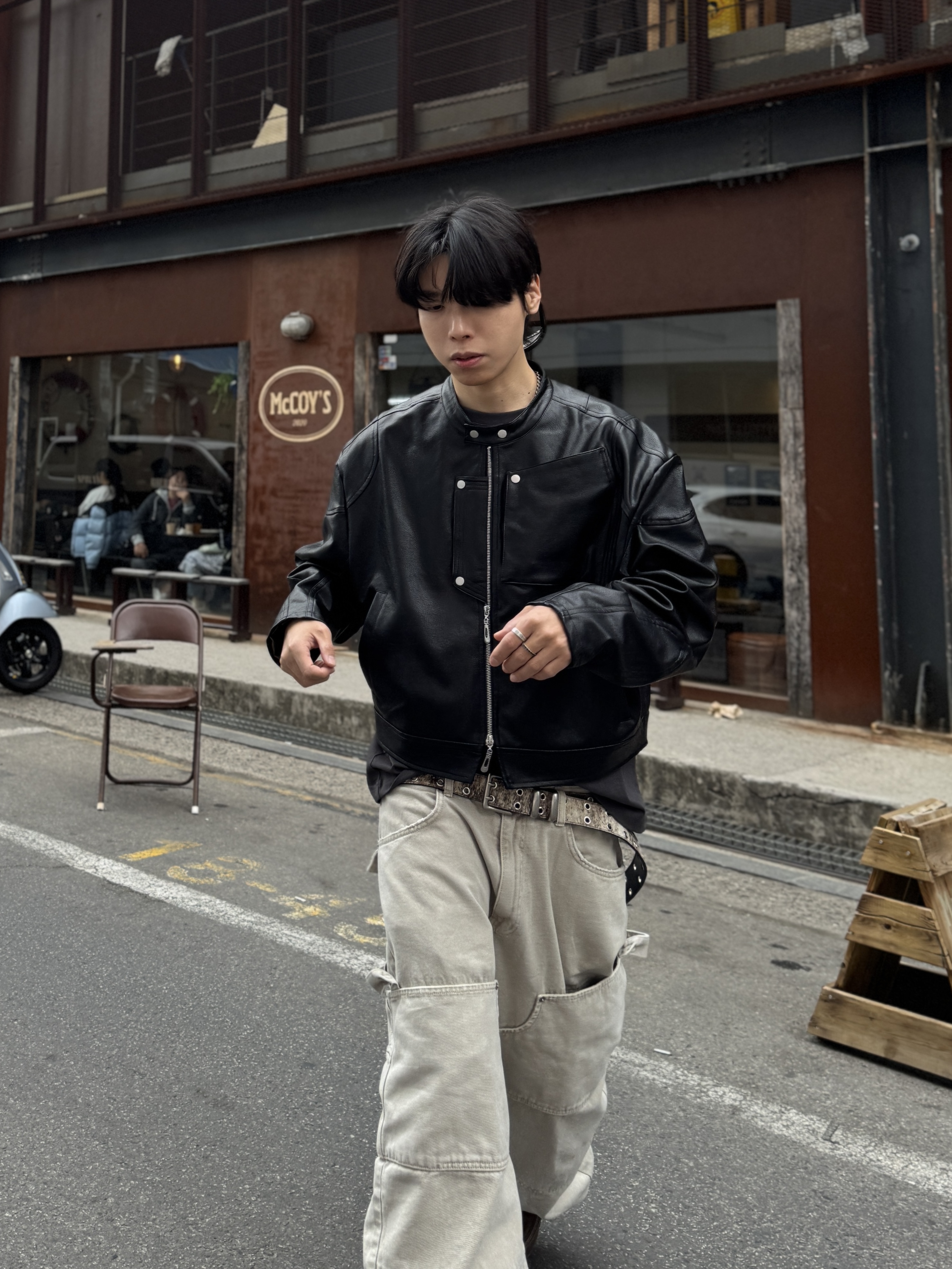 발렌시아가 스위프트 오발 선글라스 블랙, 논노드 더블 니 커버 팬츠 빈티지 베이지 착용 스타일 - 5