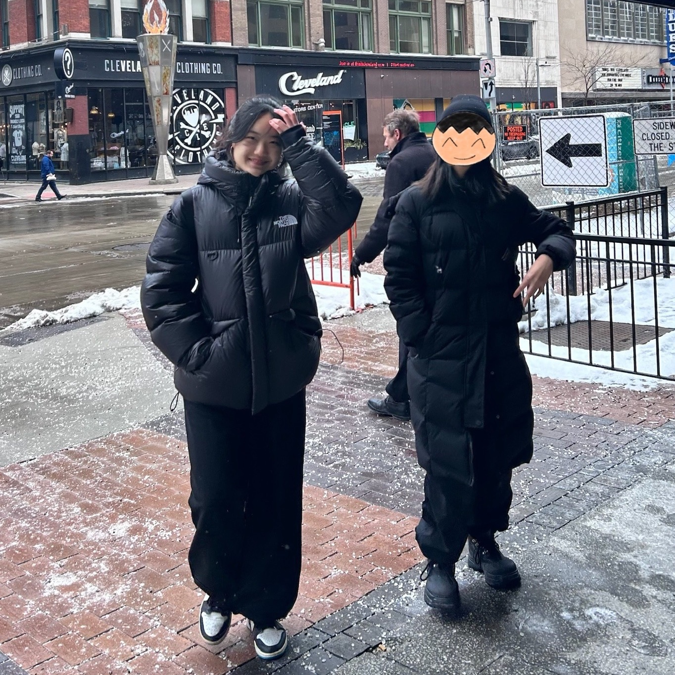 노스페이스 퀀텀 엘버런 RDS 다운 자켓 블랙, 노스페이스 써모볼 트랙션 뮬 V 블랙 착용 스타일 - 2