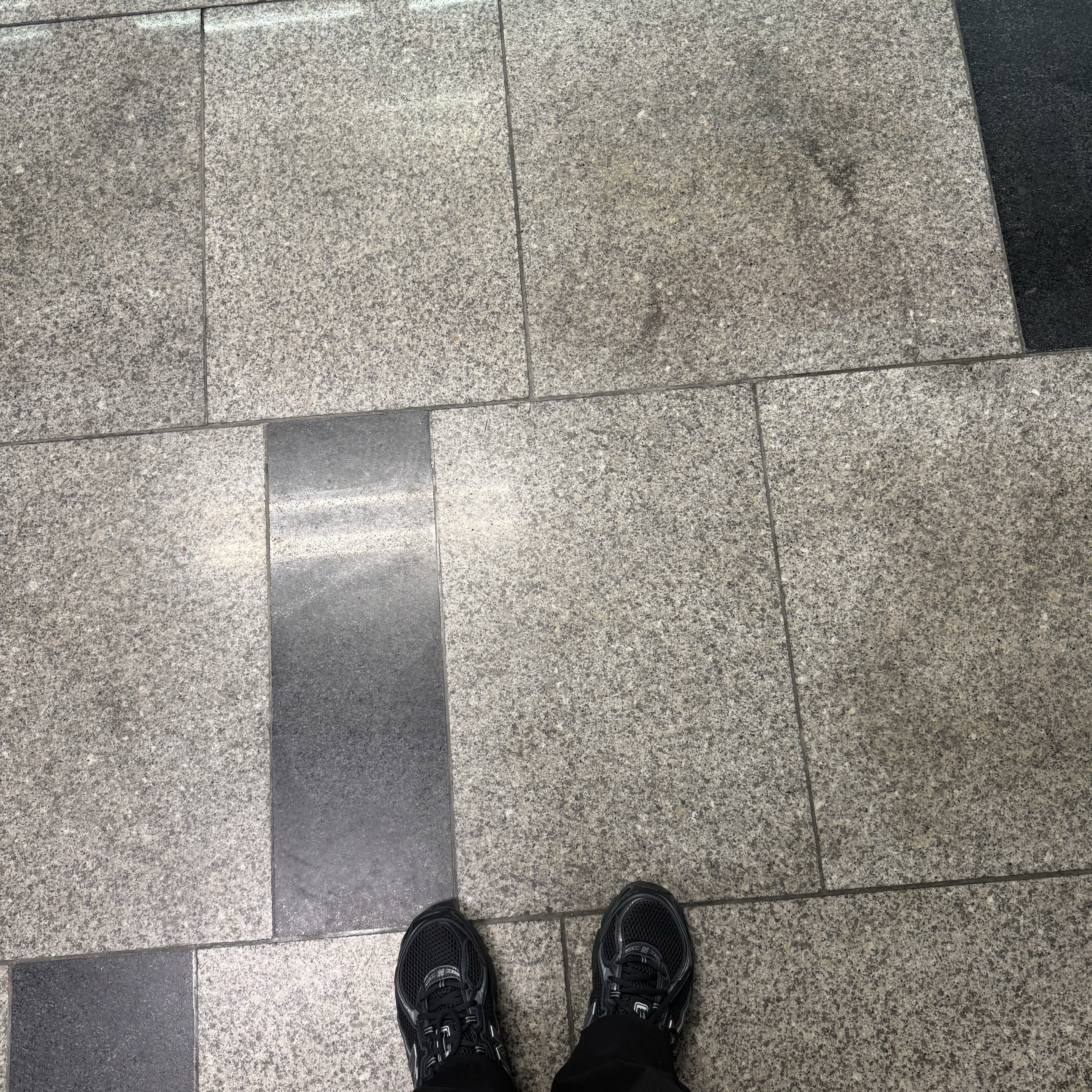 New Balance 740v2 Black Silver Metallic 착용 스타일