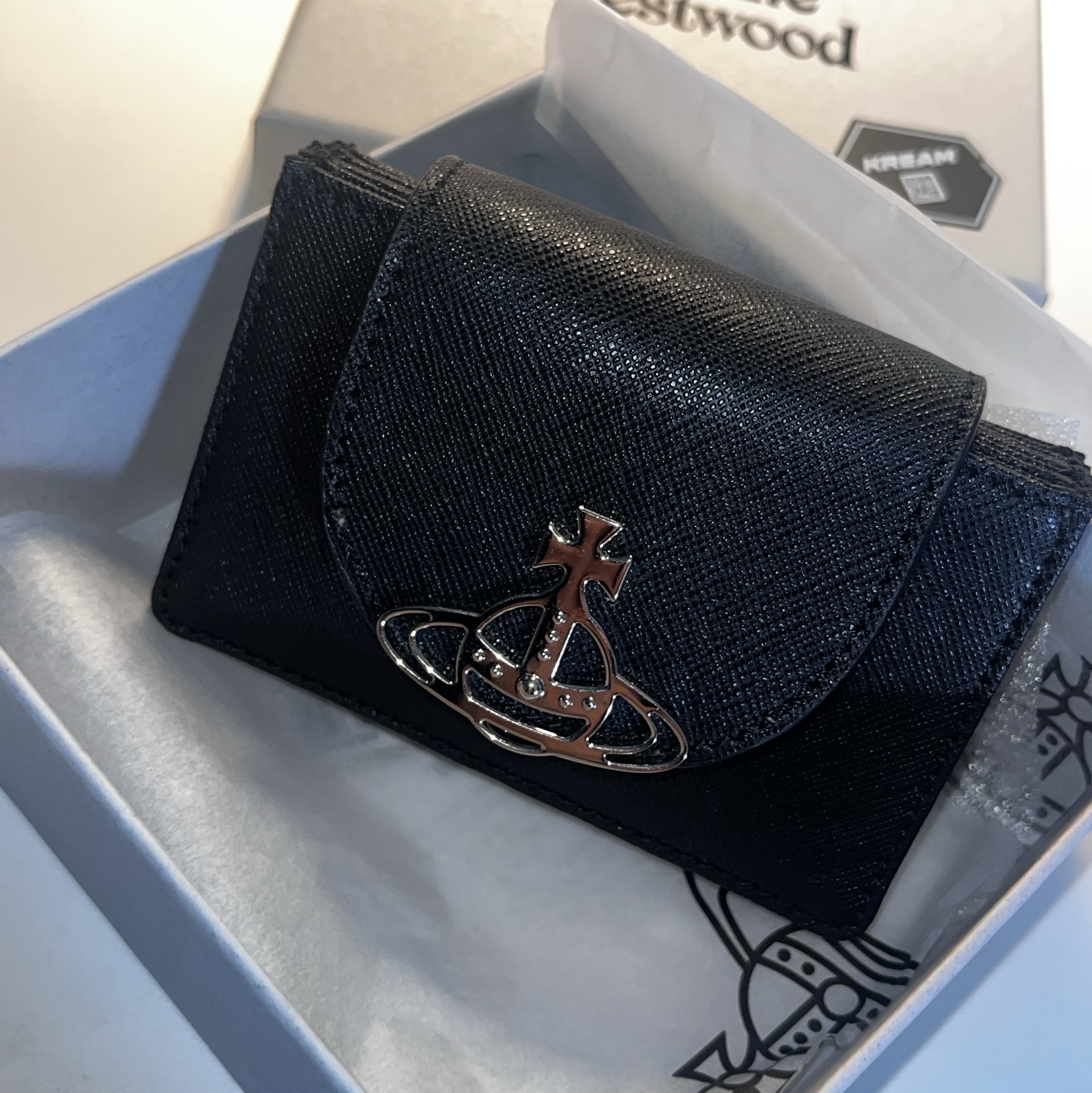Vivienne Westwood Saffiano Flap Card Holder Black 착용 스타일 - 1