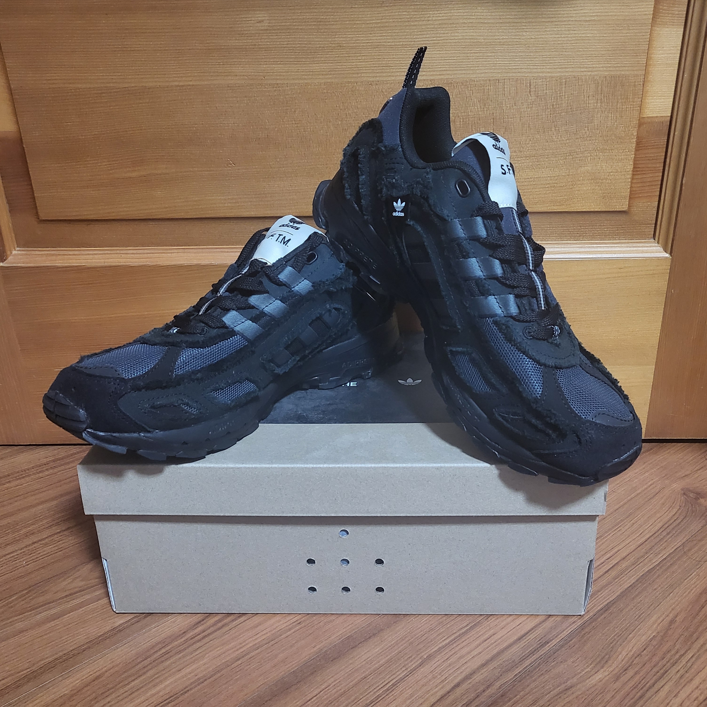 Adidas x Song for the Mute Shadowturf Core Black Night Grey 착용 스타일