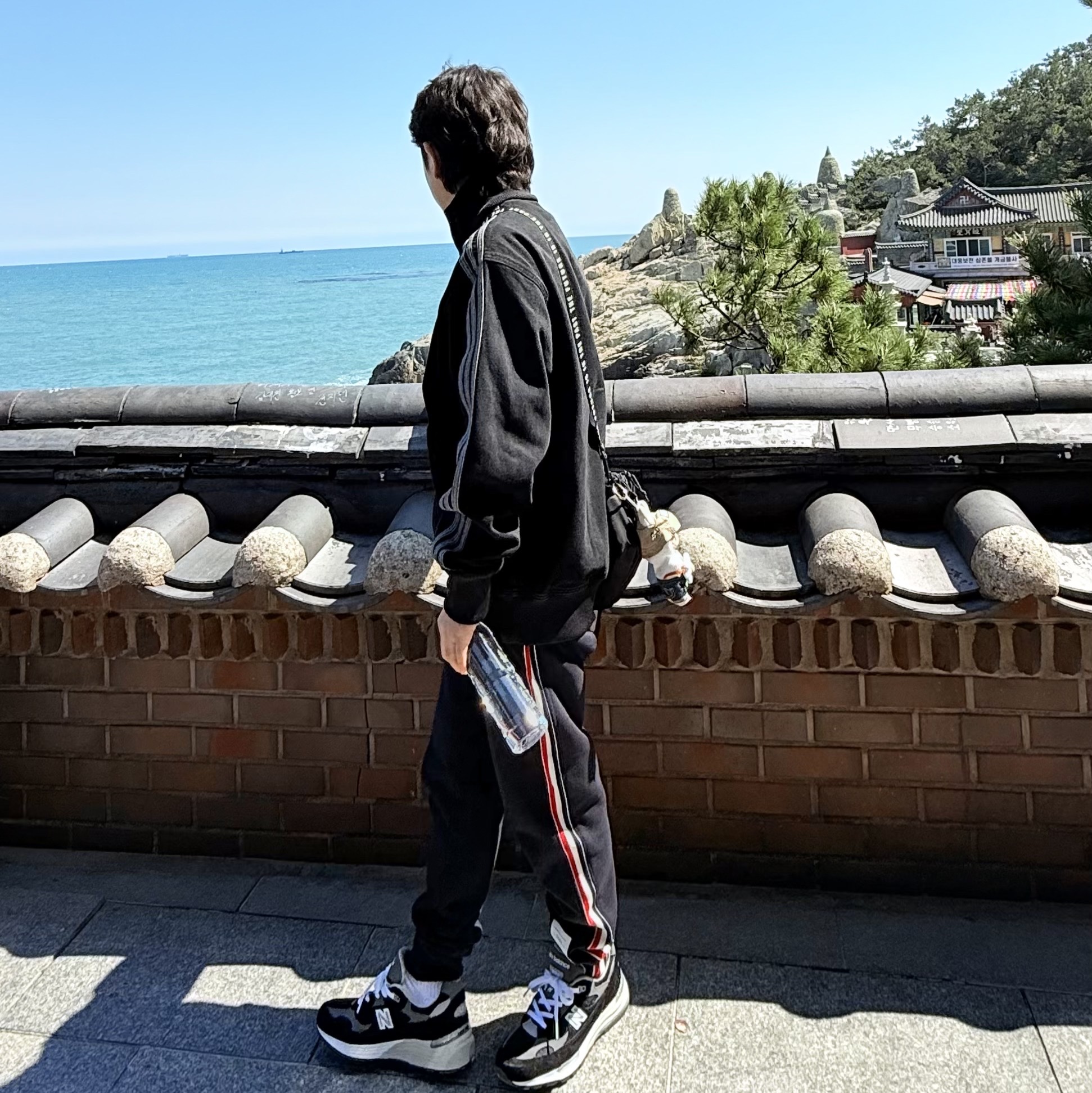 Adidas Adicolor Denim Firebird Track Top True Black Denim  - KR Sizing, Thom Browne Stripe Sweatpants Light Navy 착용 스타일