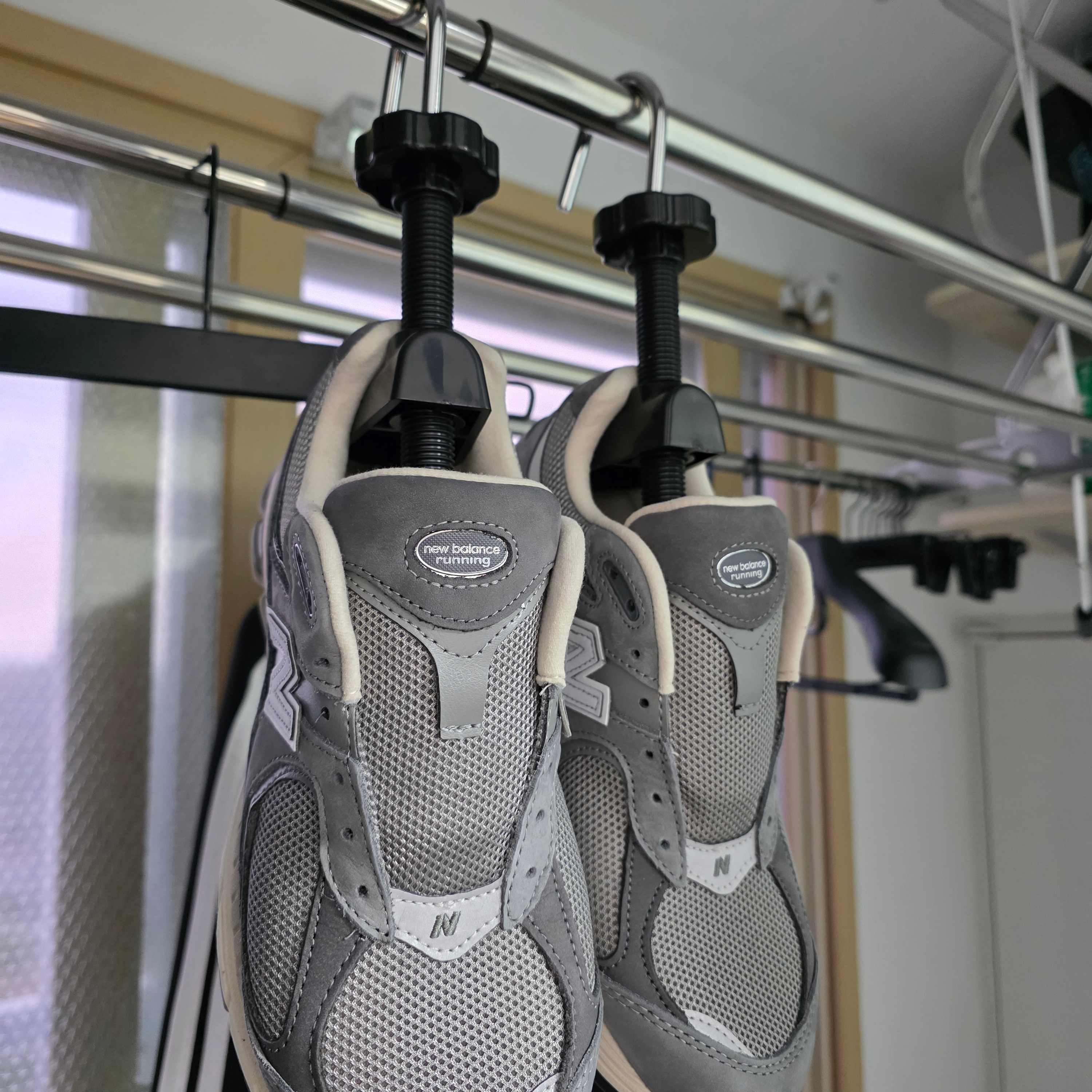 New Balance 2002R Premium Vintage Grey 착용 스타일