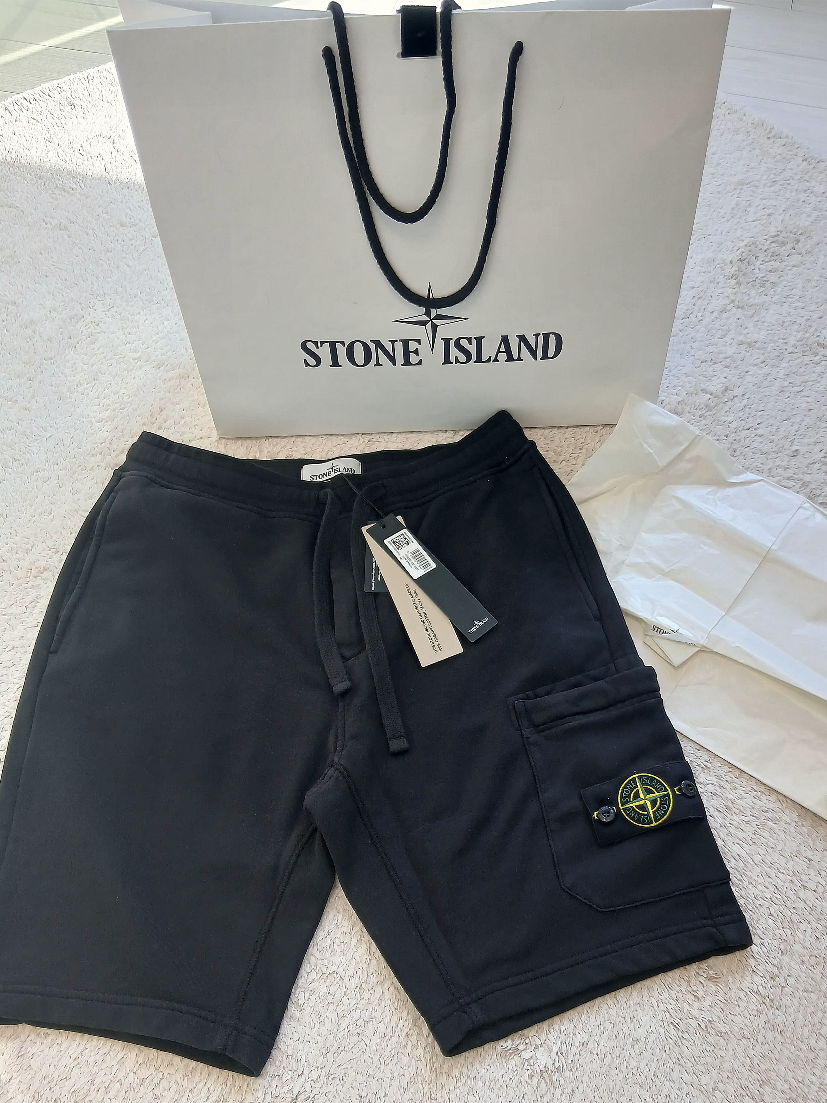 Stone Island 6200012 Organic Cotton Fleece Pocket Details Cargo Bermuda Shorts Black - 25SS 착용 스타일 - 1