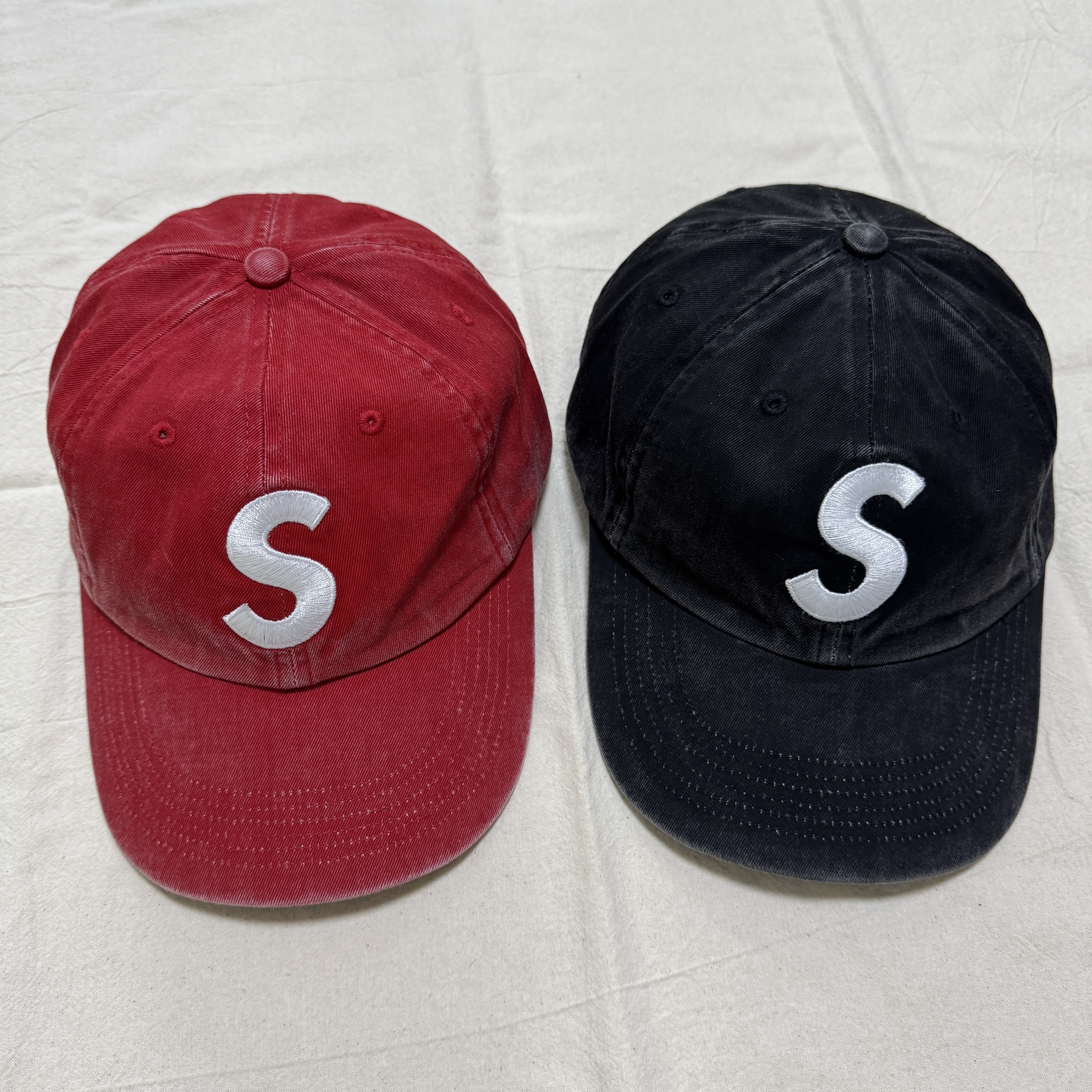Supreme Pigment Coated S Logo 6-Panel Black - 25SS, Supreme Pigment Coated S Logo 6-Panel Red - 25SS 착용 스타일