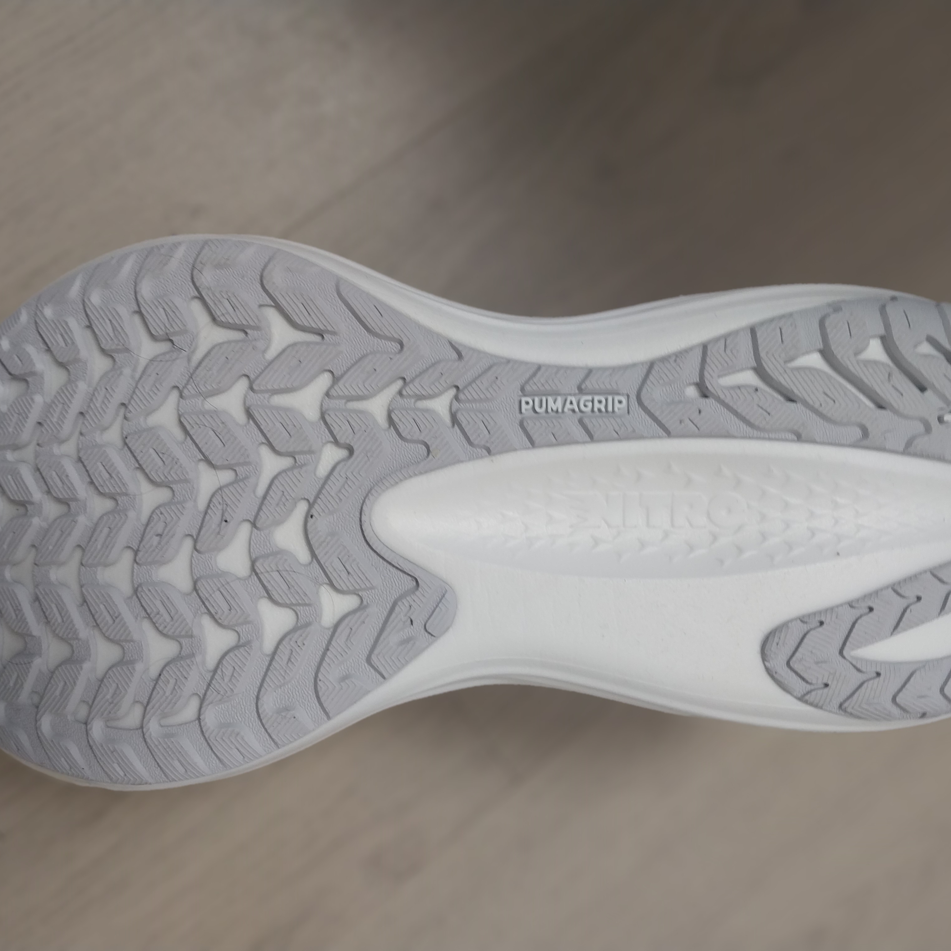 Puma Magmax Nitro White Silver 착용 스타일 - 3