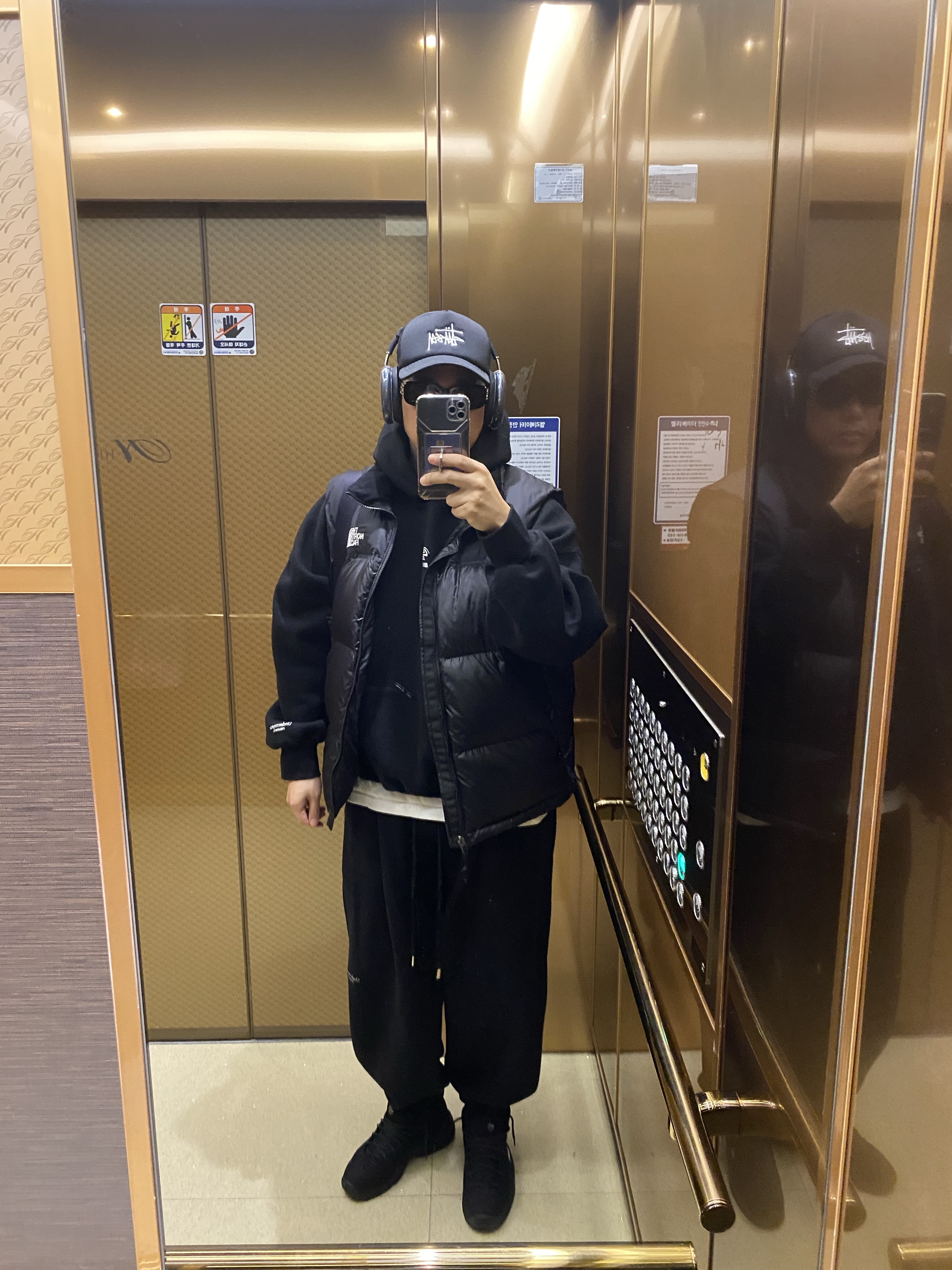 Apple AirPods Max USB C Midnight (Korean Ver.), Stussy Basic Trucker Cap Black 착용 스타일