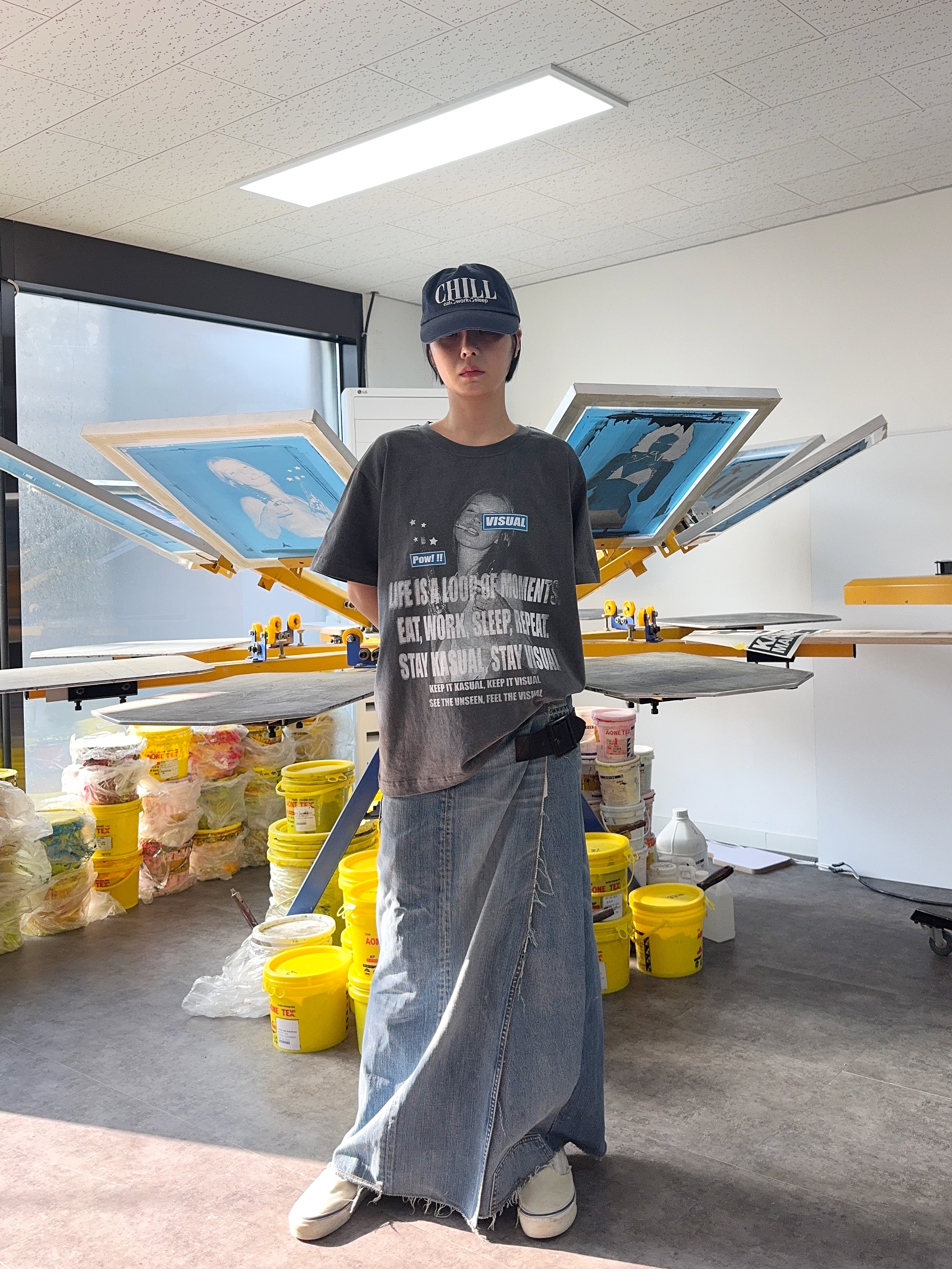[프리오더] Kasual Manual Chill Navy, Kasual Manual Stay Visual T-Shirts Grey 착용 스타일 - 1