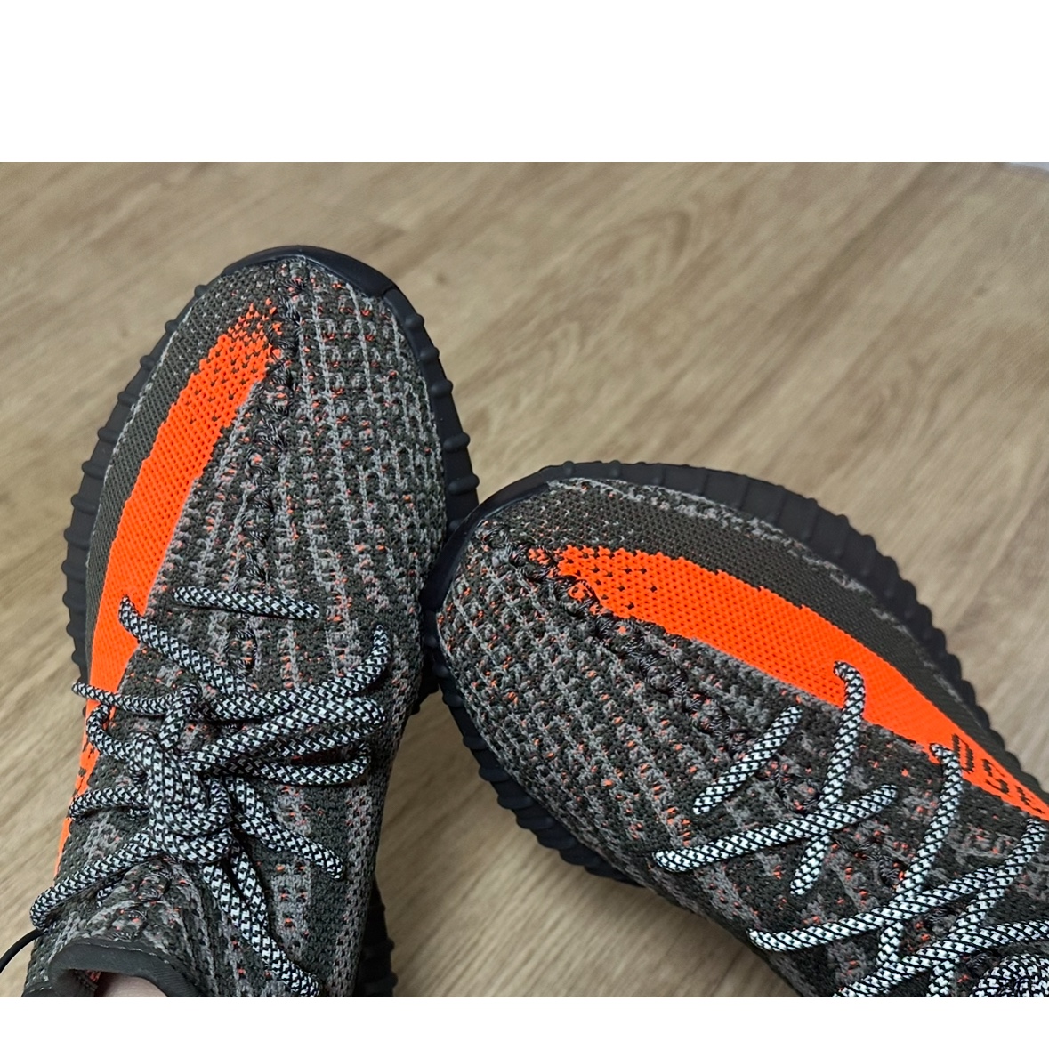 Adidas Yeezy Boost 350 V2 Carbon Beluga 착용 스타일 - 2