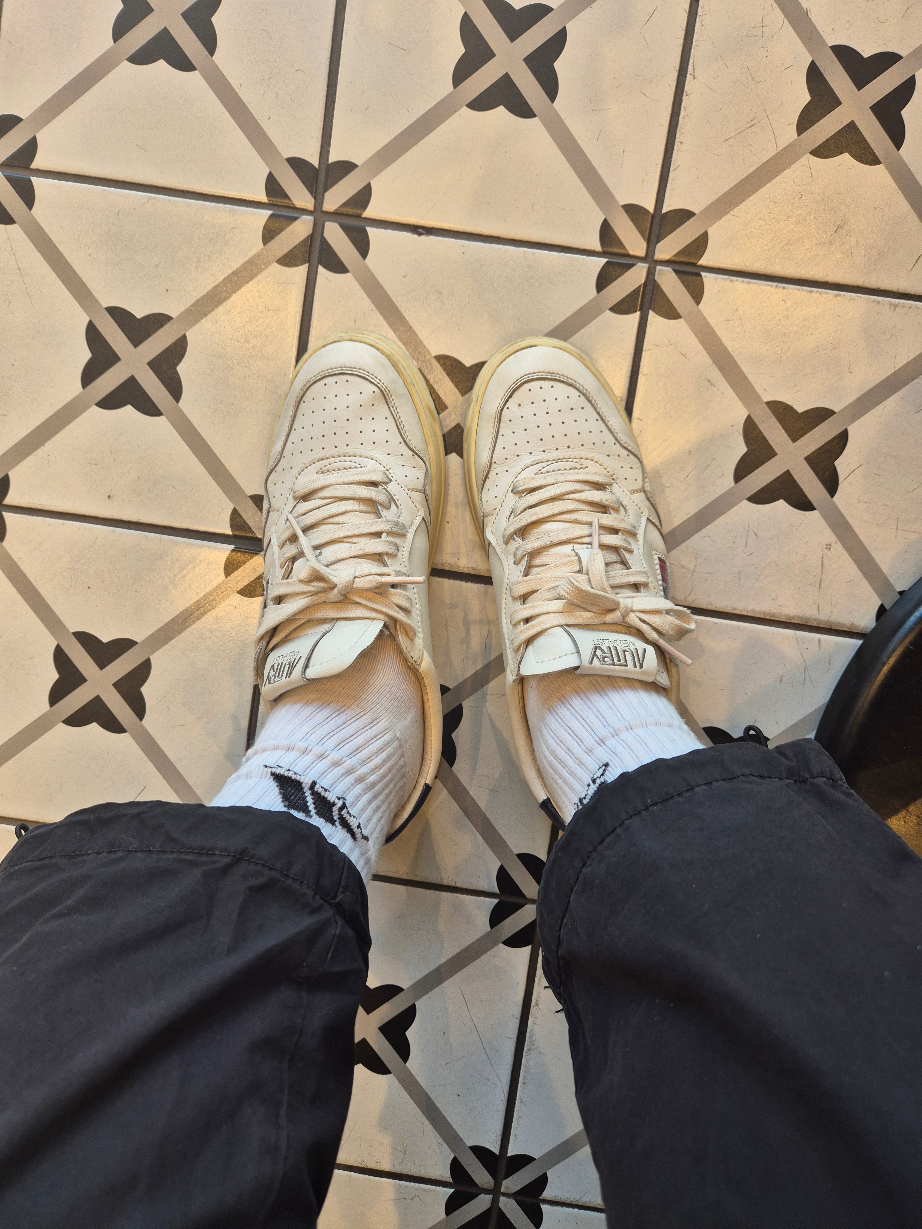 Autry Medalist Low Leather Sneakers White 착용 스타일