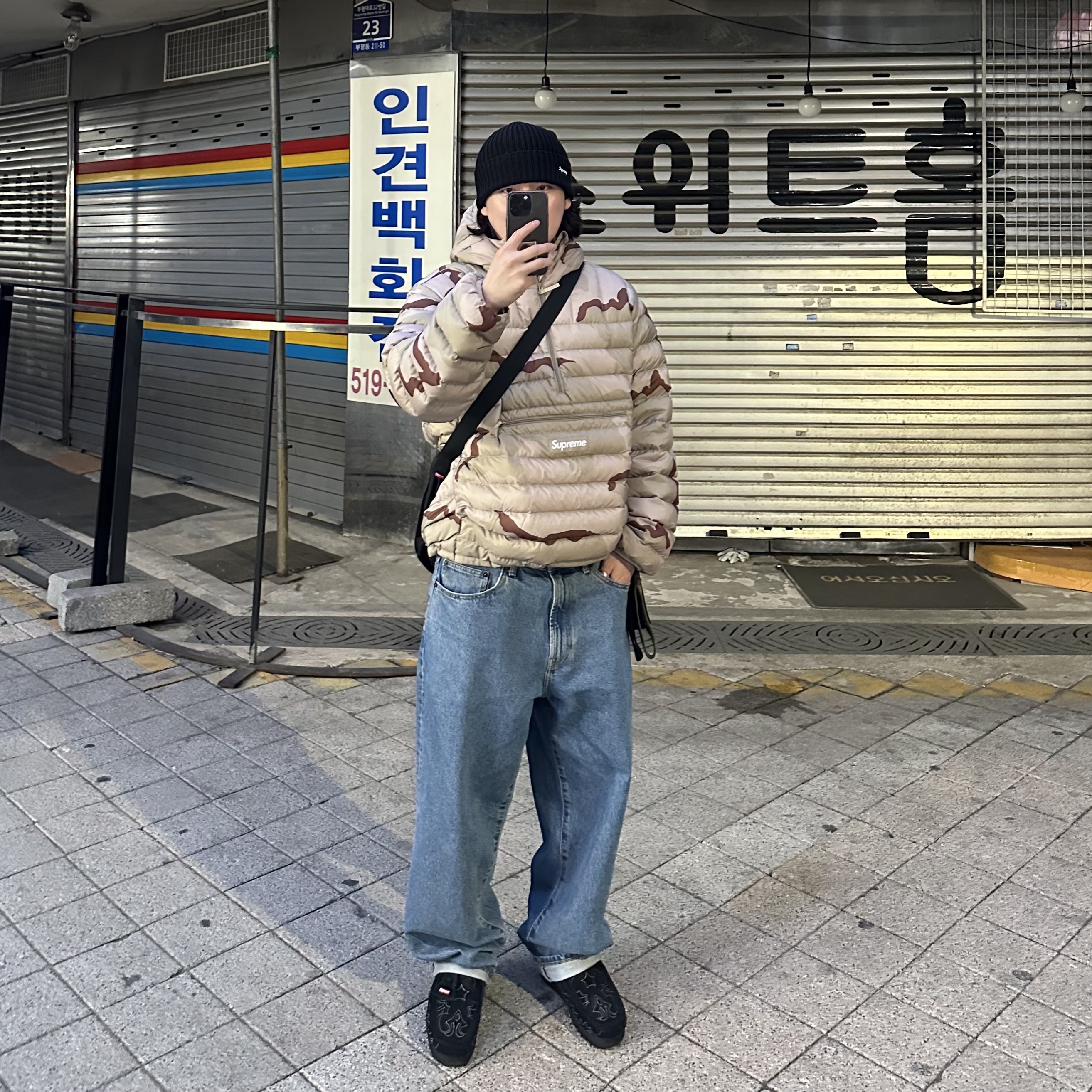 Supreme Micro Down Half Zip Hooded Pullover Desert Camo - 24FW, Supreme Baggy Jean Washed Indigo - 24FW 착용 스타일 - 3