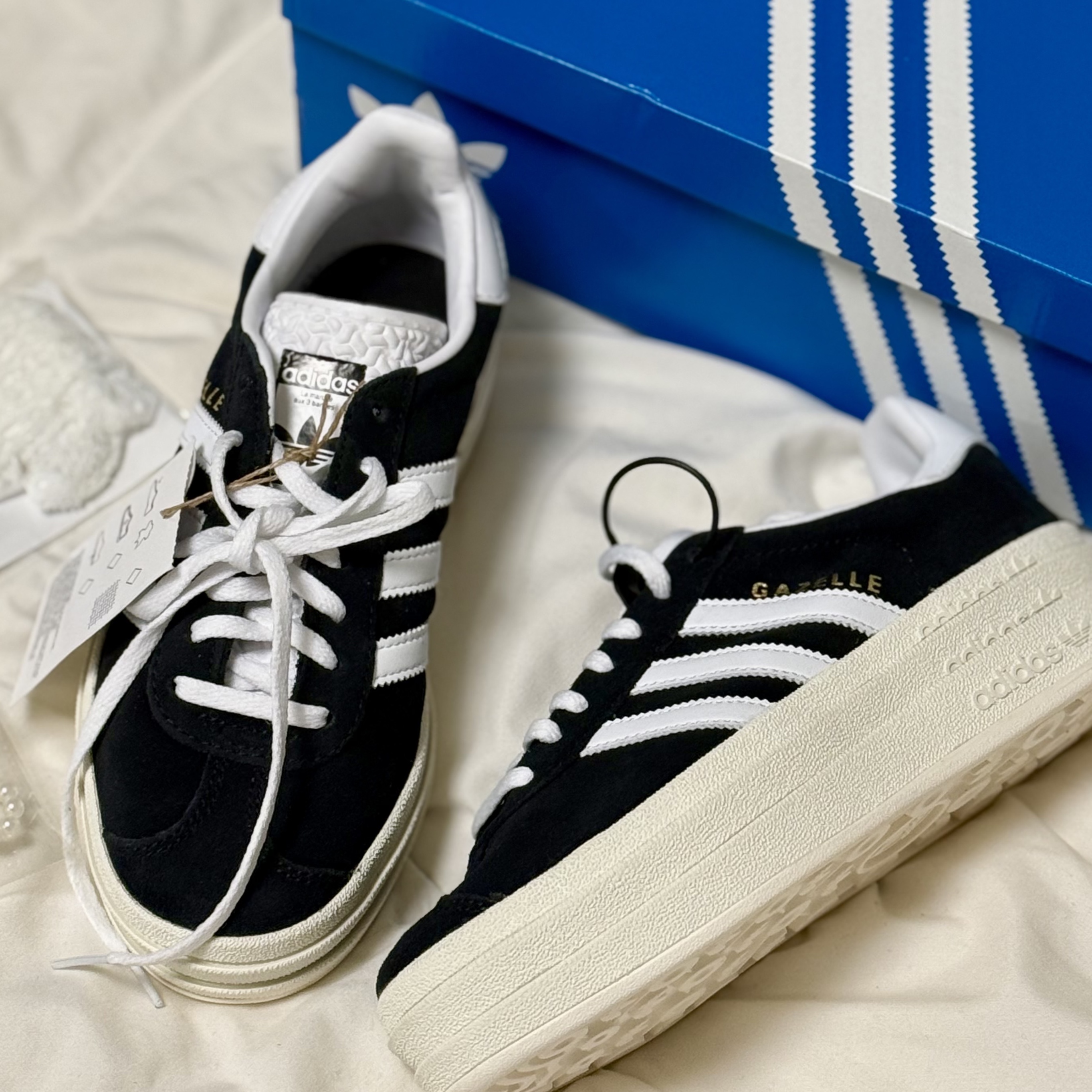 (W) Adidas Gazelle Bold Core Black Cloud White 착용 스타일 - 3