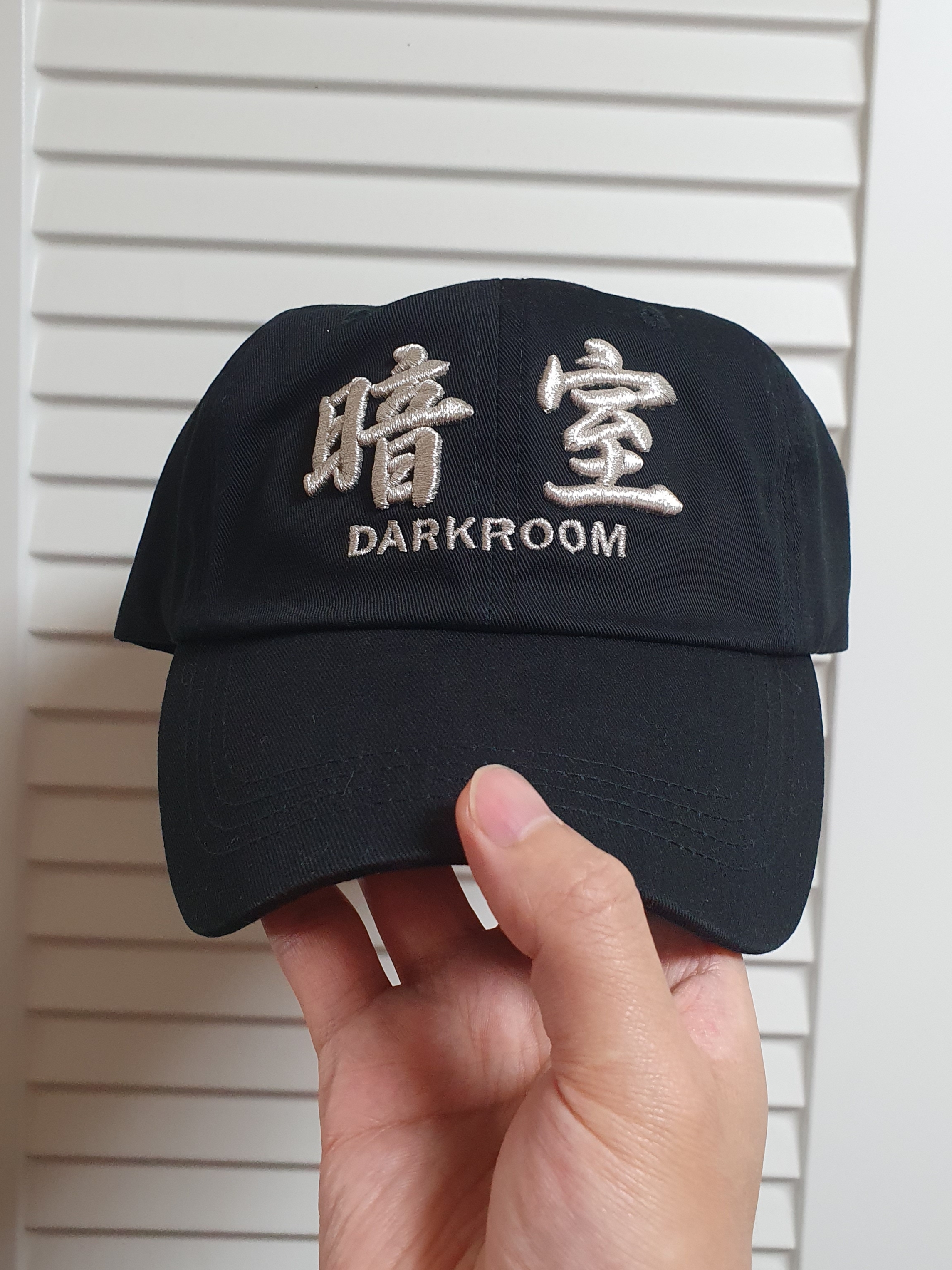 Darkr8m Studio Silver Logo Cap 착용 스타일 - 1