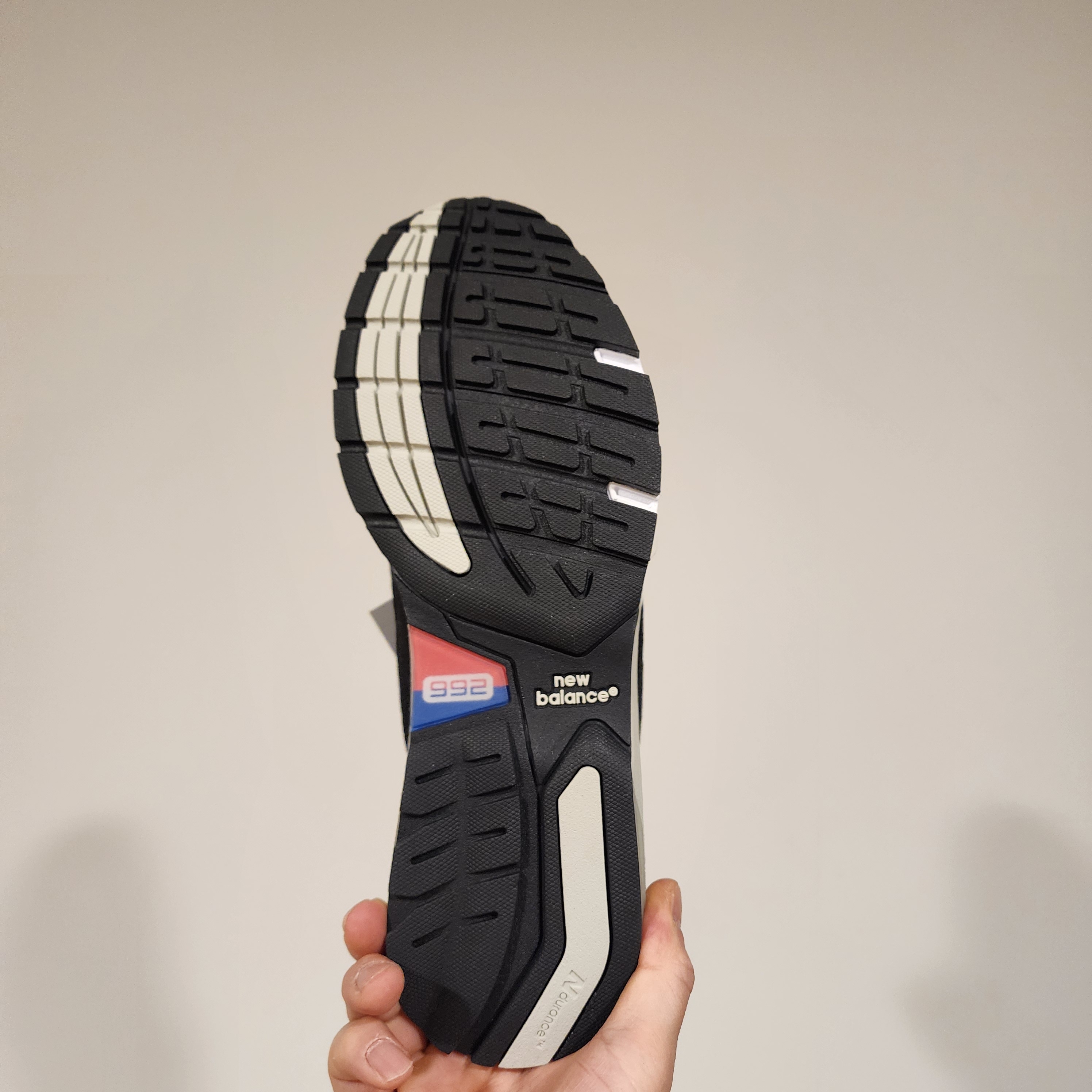 New Balance 992 Made in USA Core Black Grey 착용 스타일 - 3