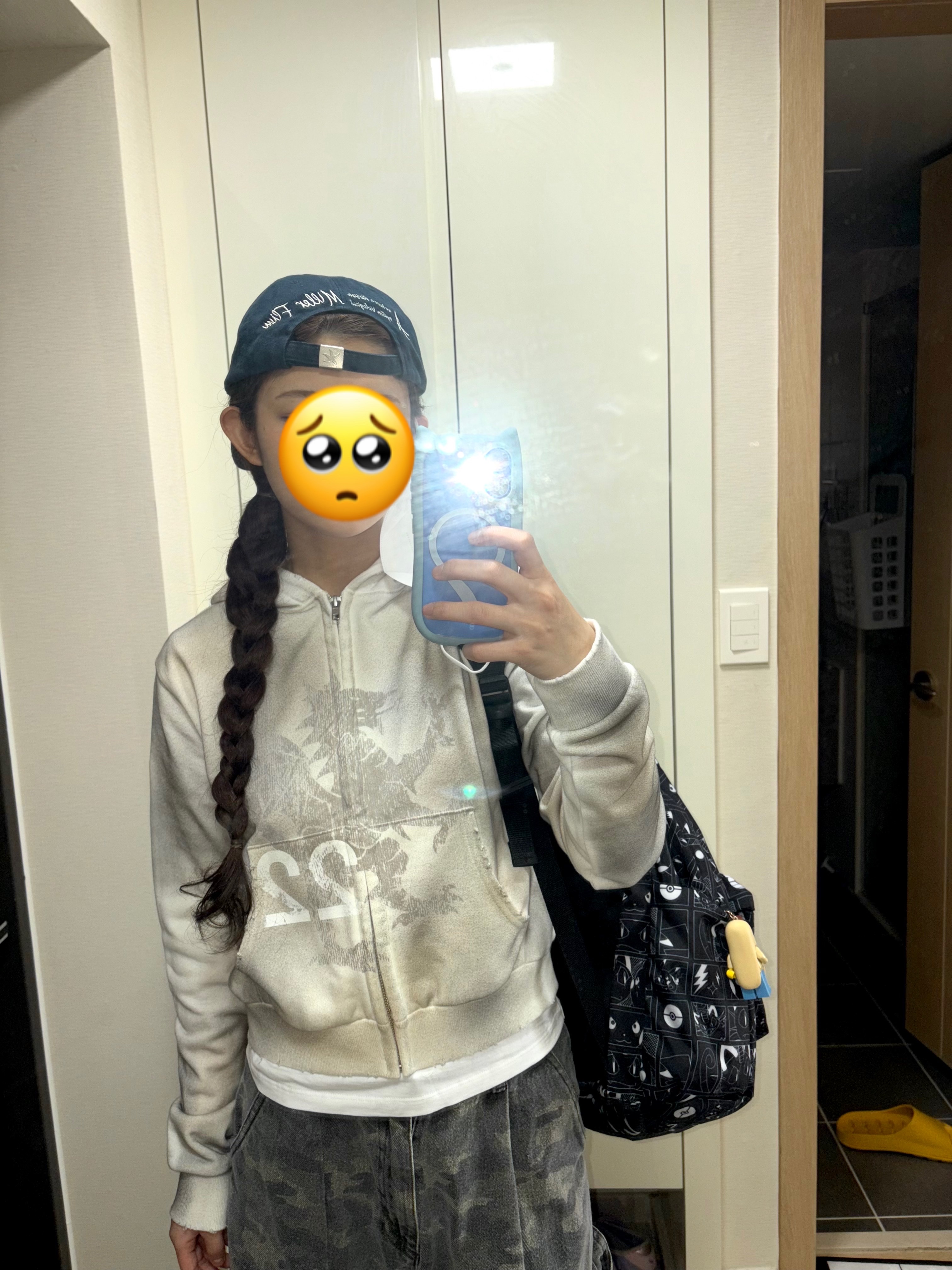 이스트팩 데이오피스 포켓몬 블랙 착용 스타일