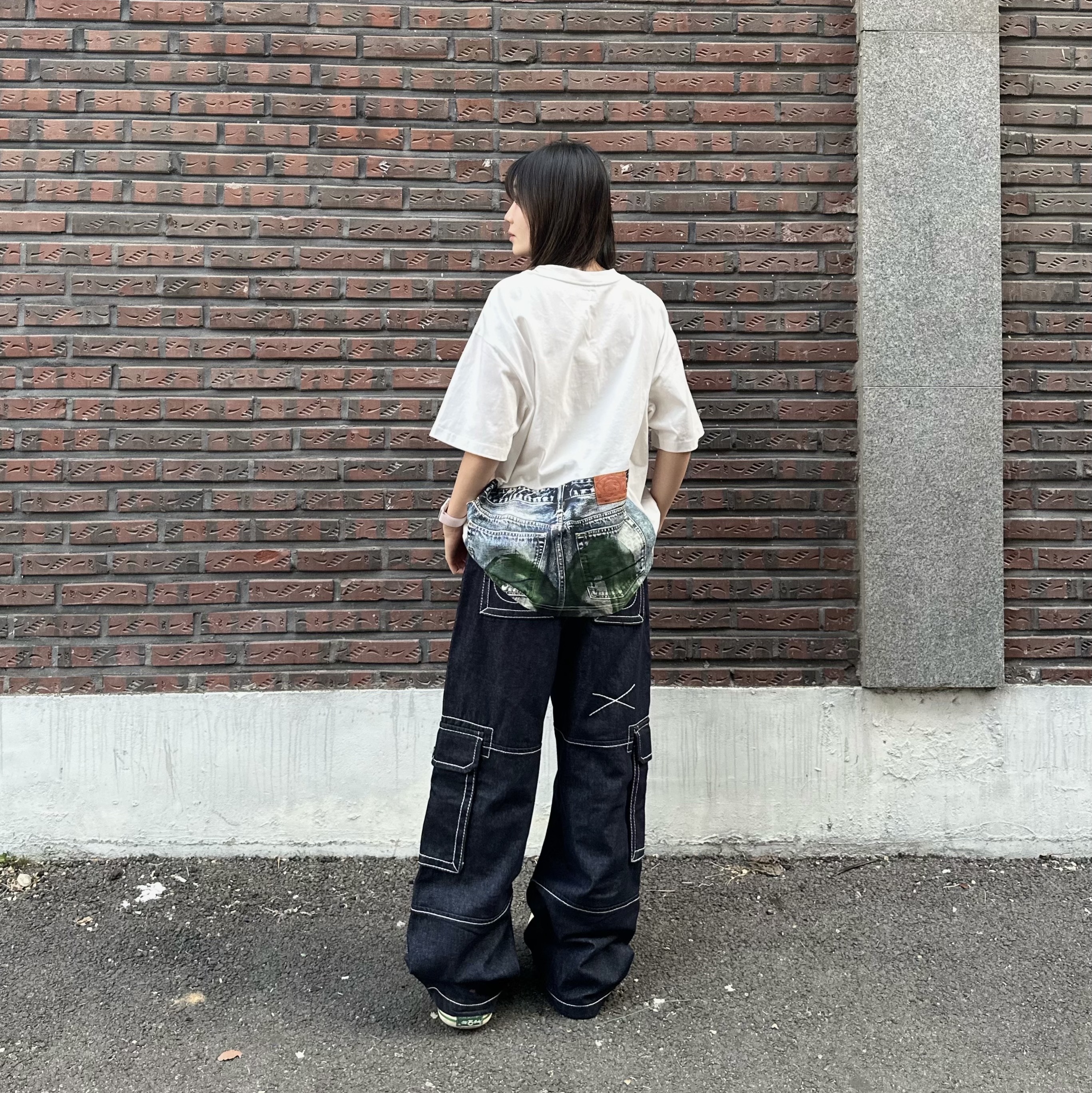 Old Order x Disney Big Head Canvas Mickey, True Religion x KIRSH Stitch Point Denim Cargo Pants Blue Denim 착용 스타일 - 3