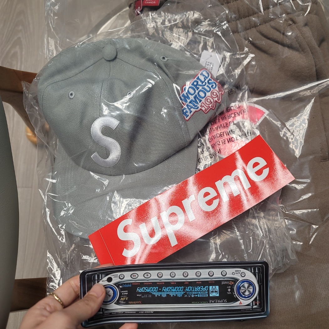 Supreme S Logo Sweatpant Dusty Brown - 25SS, Supreme World Famous S Logo 6-Panel Grey - 25SS 착용 스타일 - 2