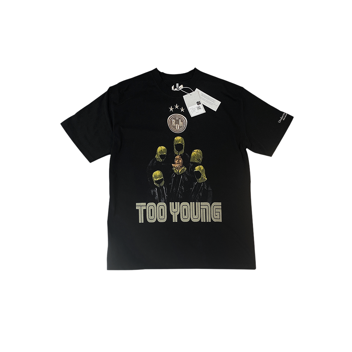 에이피알케미 x 노윤하 x 언더마이카 투 영 엠블럼 티셔츠 - 앰버 골드(AP alchemy x Roh Yun Ha x Undermycar TOO YOUNG Emblem T-shirts - Amber Gold)