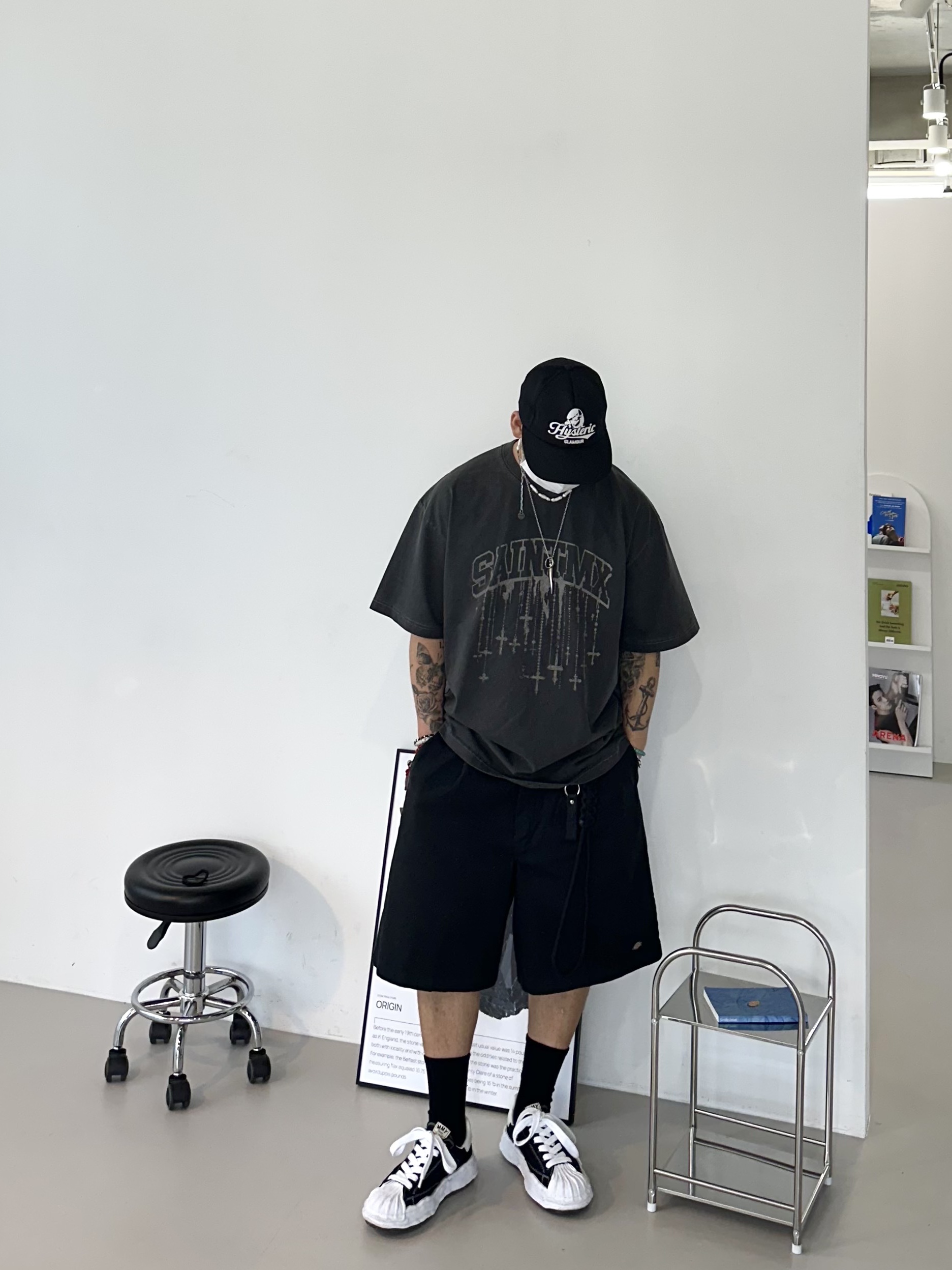 메종 미하라 야스히로 블레이키 OG 솔 캔버스 로우탑 스니커즈 블랙 화이트, 디키즈 루즈핏 13인치 플랫 프런트 워크 쇼츠 블랙 착용 스타일 - 2