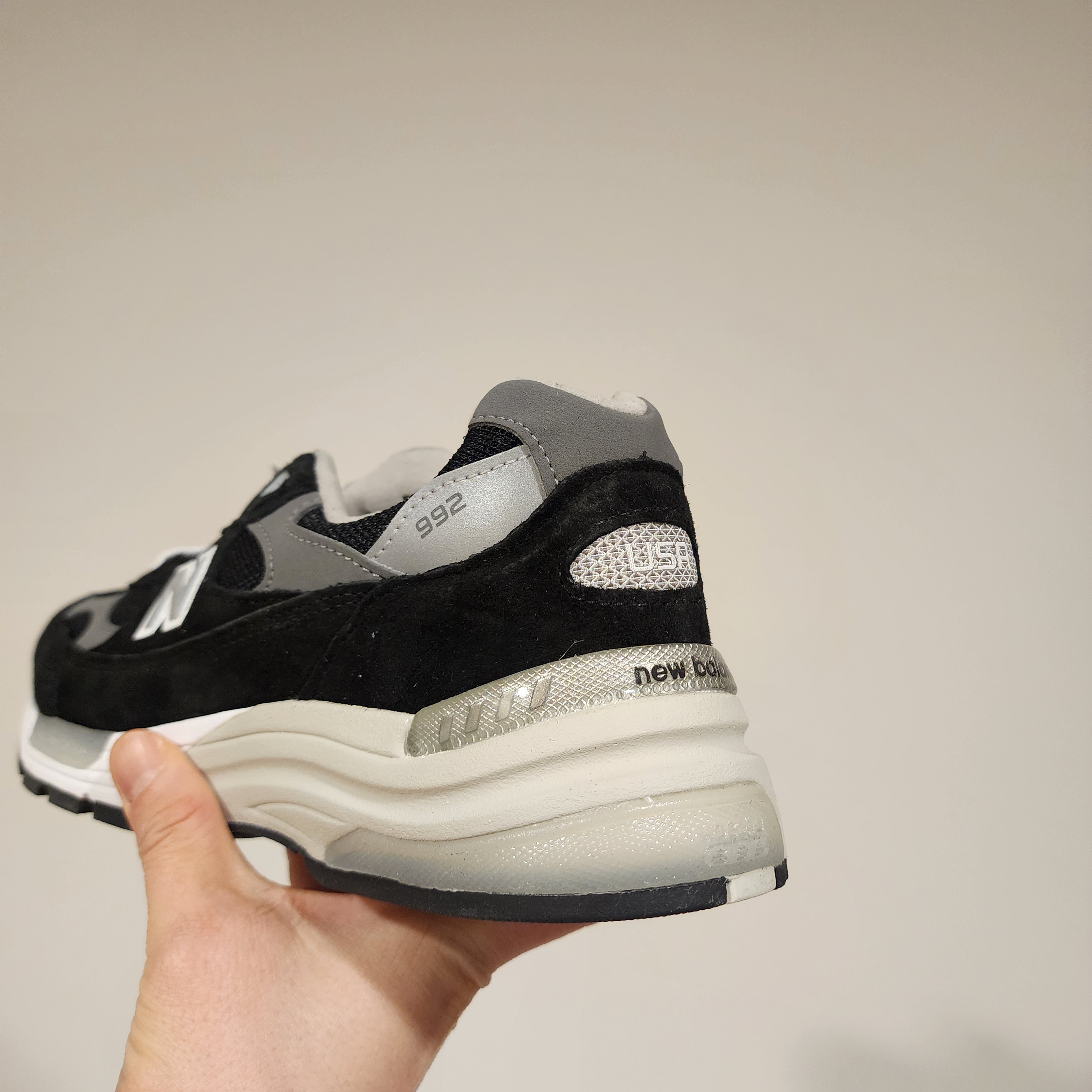 New Balance 992 Made in USA Core Black Grey 착용 스타일 - 2