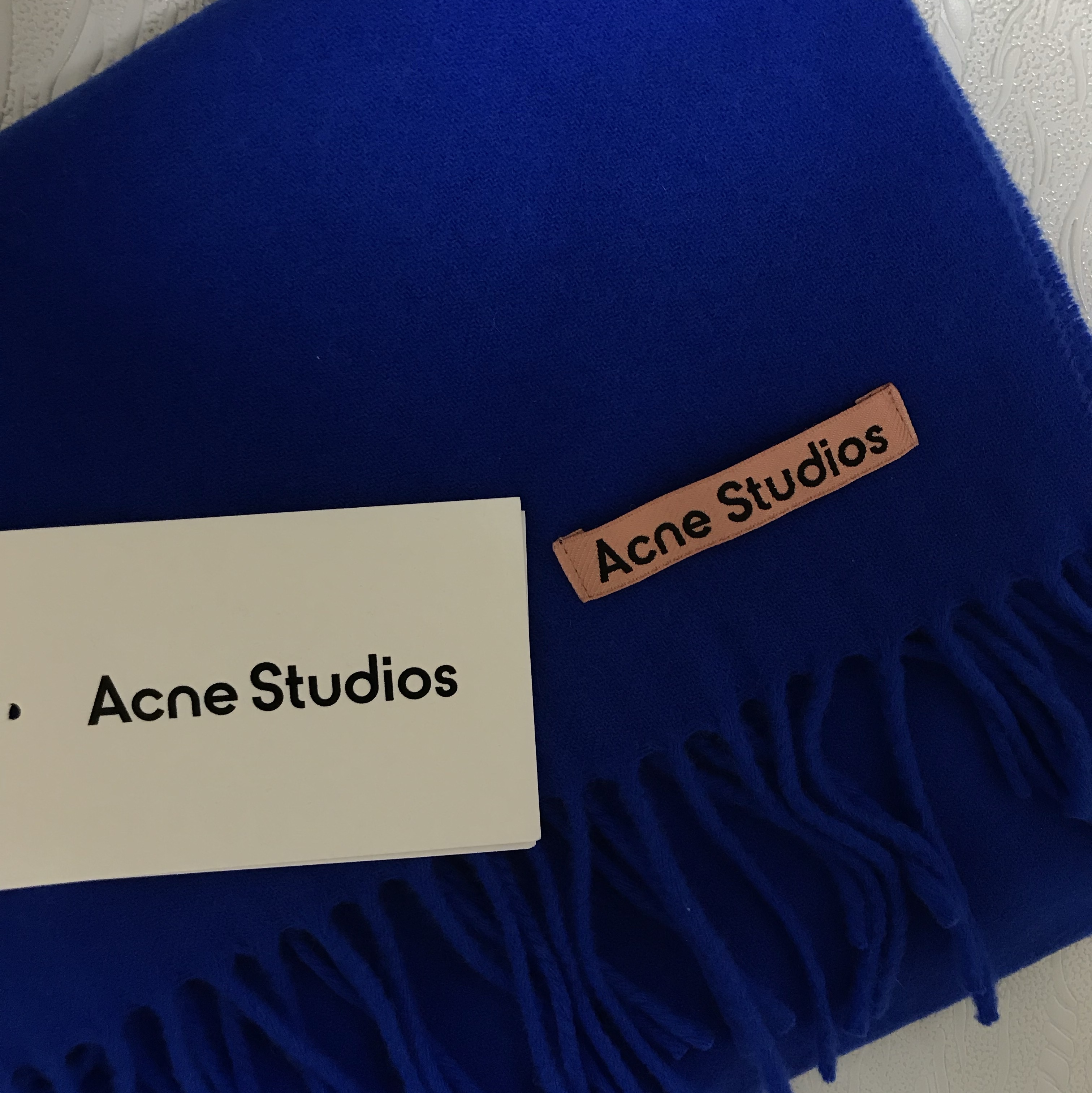 Acne Studios Skinny Fringe Wool Muffler Royal Blue 착용 스타일