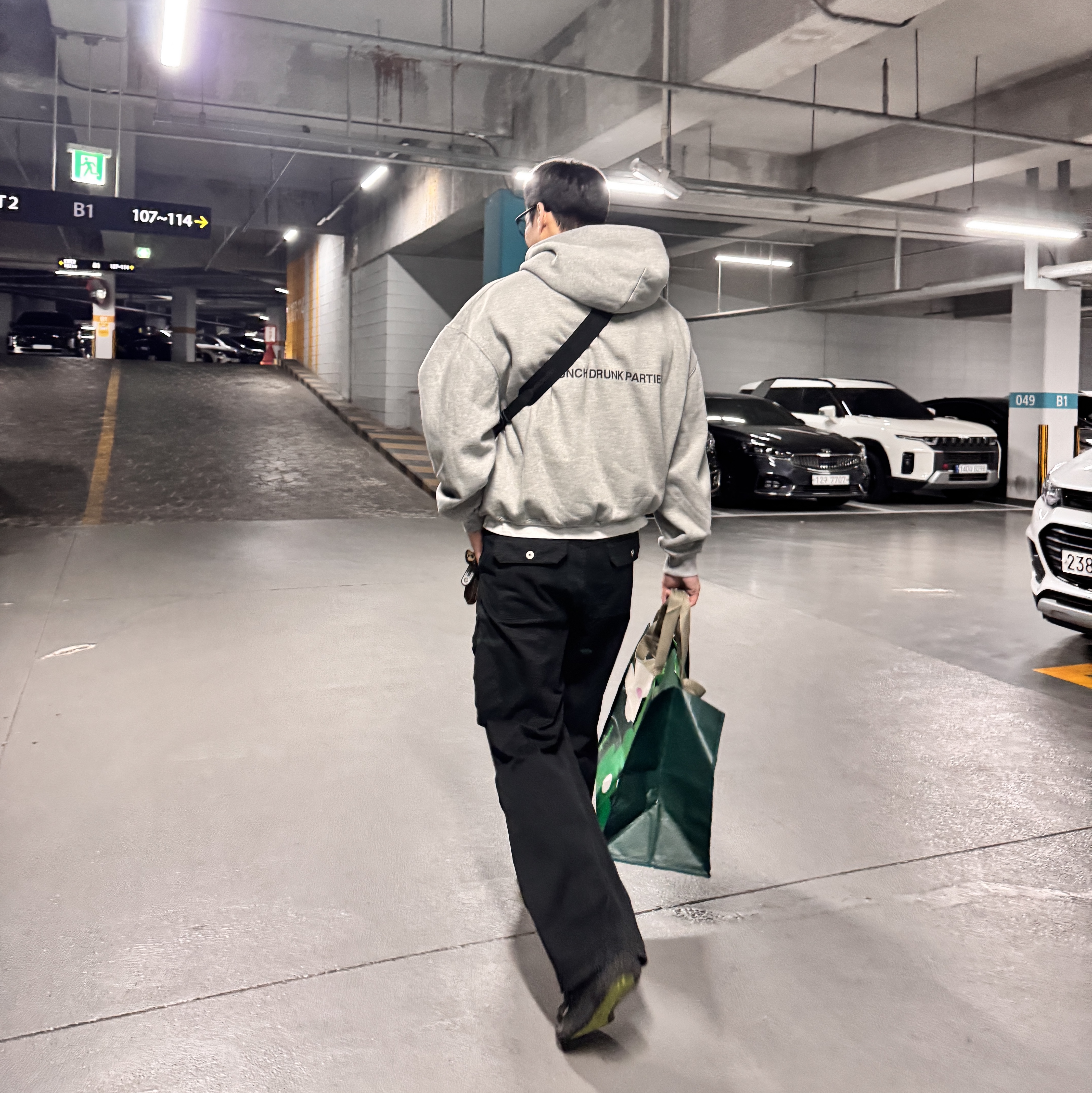 Punch Drunk Parties Circle Logo Oversized Hoodie Gray, Dior Saddle Bag Beige & Black Dior Oblique Jacquard 착용 스타일