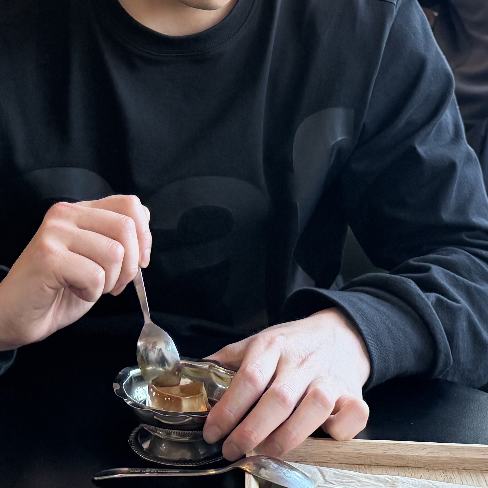 [KREAM 단독] 사파리스팟 베이직 사파리 롱슬리브 블랙 착용 스타일 - 2