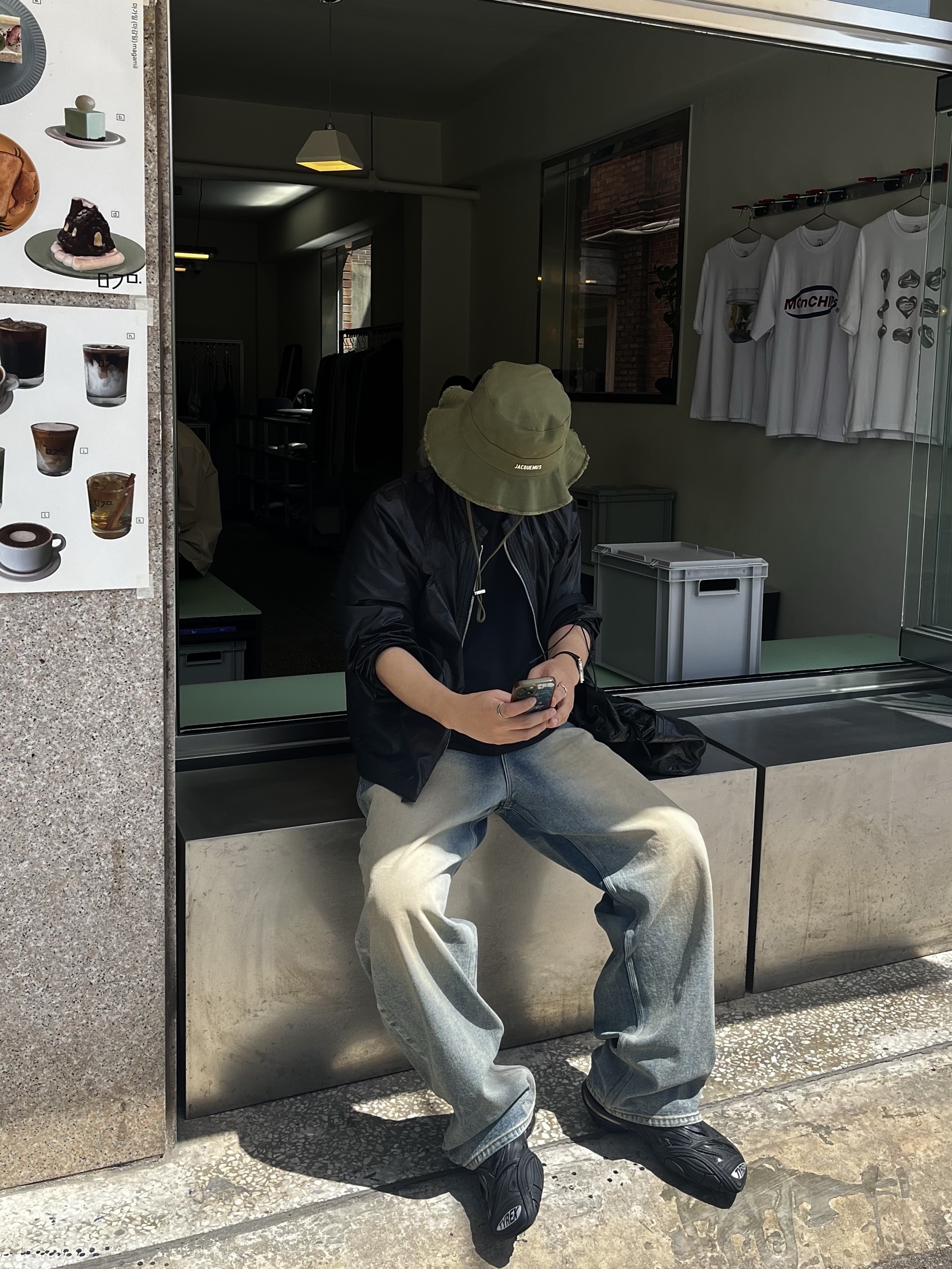 Jacquemus Le Bob Artichaut Bucket Hat Khaki, Our Legacy Parasail Jacket Tech Chintz Ripstop Black 착용 스타일