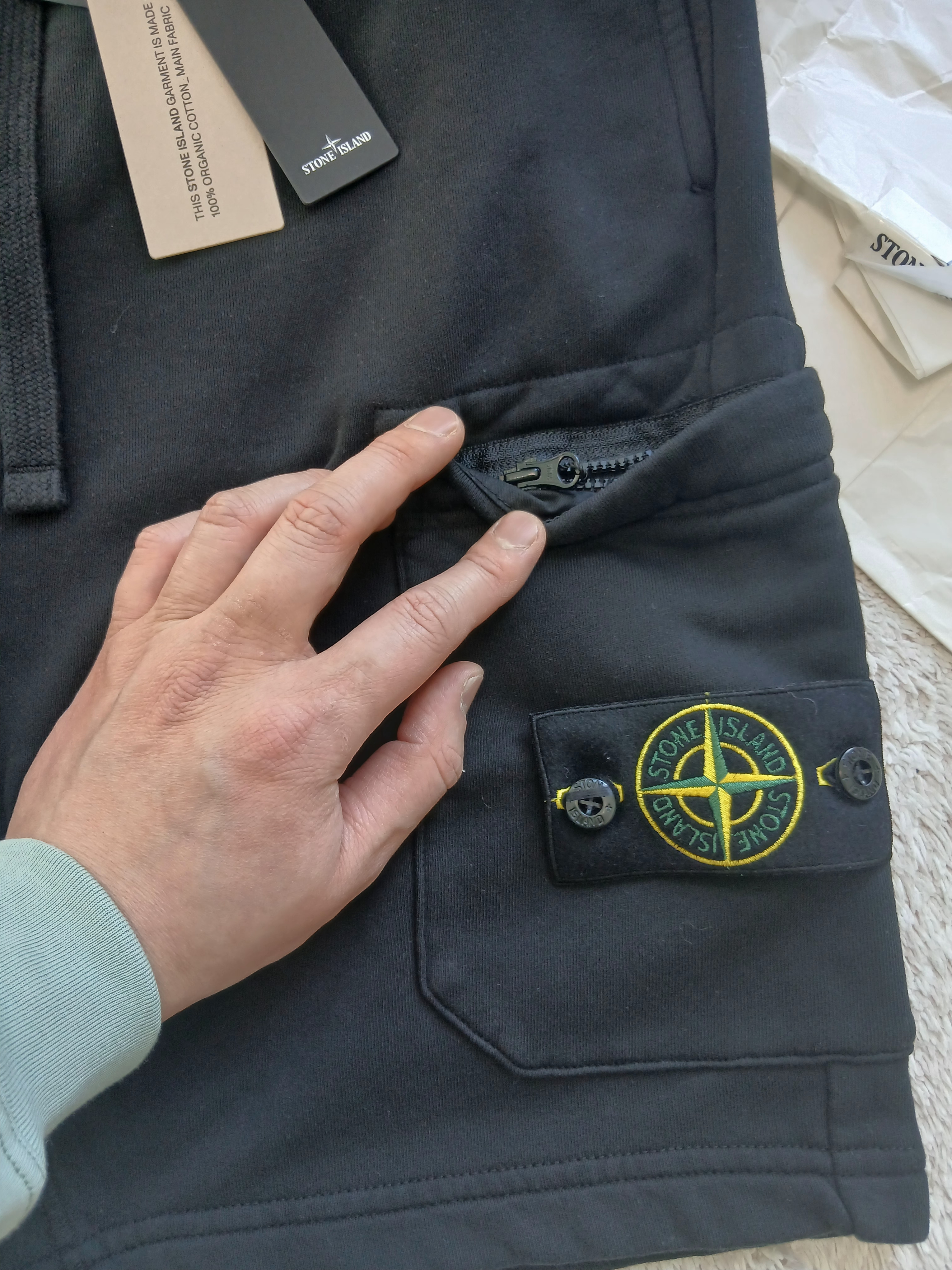 Stone Island 6200012 Organic Cotton Fleece Pocket Details Cargo Bermuda Shorts Black - 25SS 착용 스타일 - 3