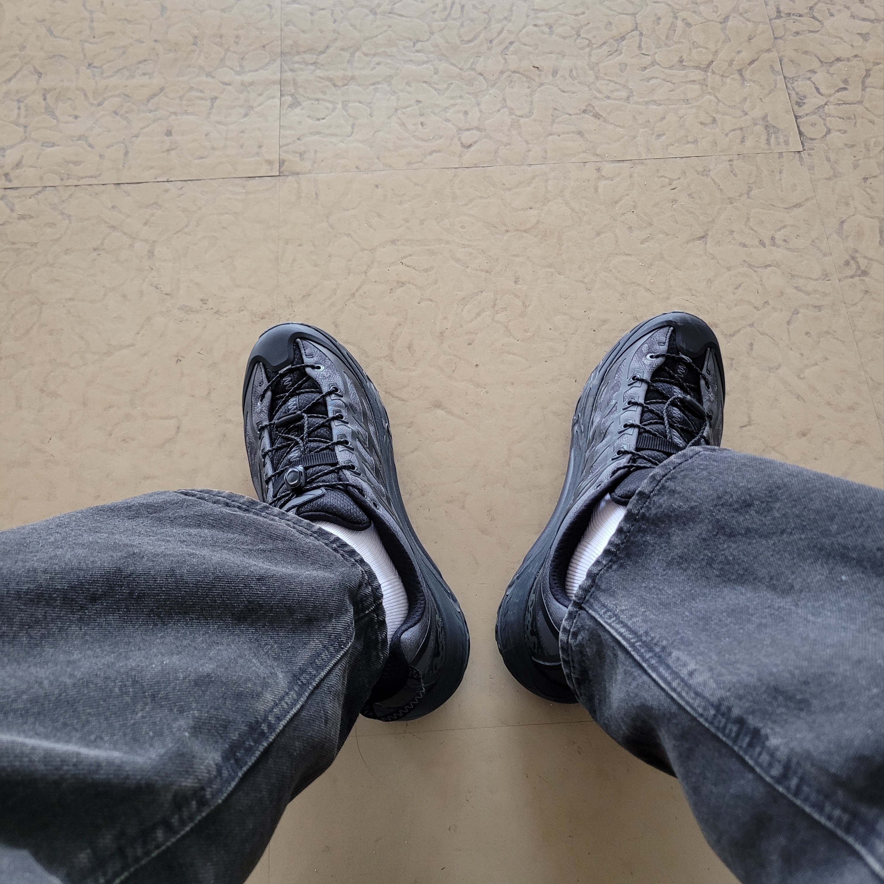 Hoka Mafate Three2 Tech Stealth Black 착용 스타일