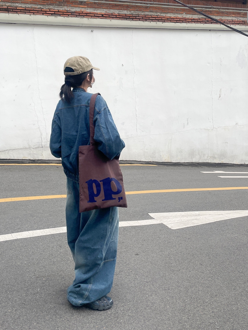 아디다스 오르케트로 브라이트 블루 카본 블랙, 헬로선라이즈 워시드 OG 로고 볼 캡 카멜 브라운 착용 스타일 - 5