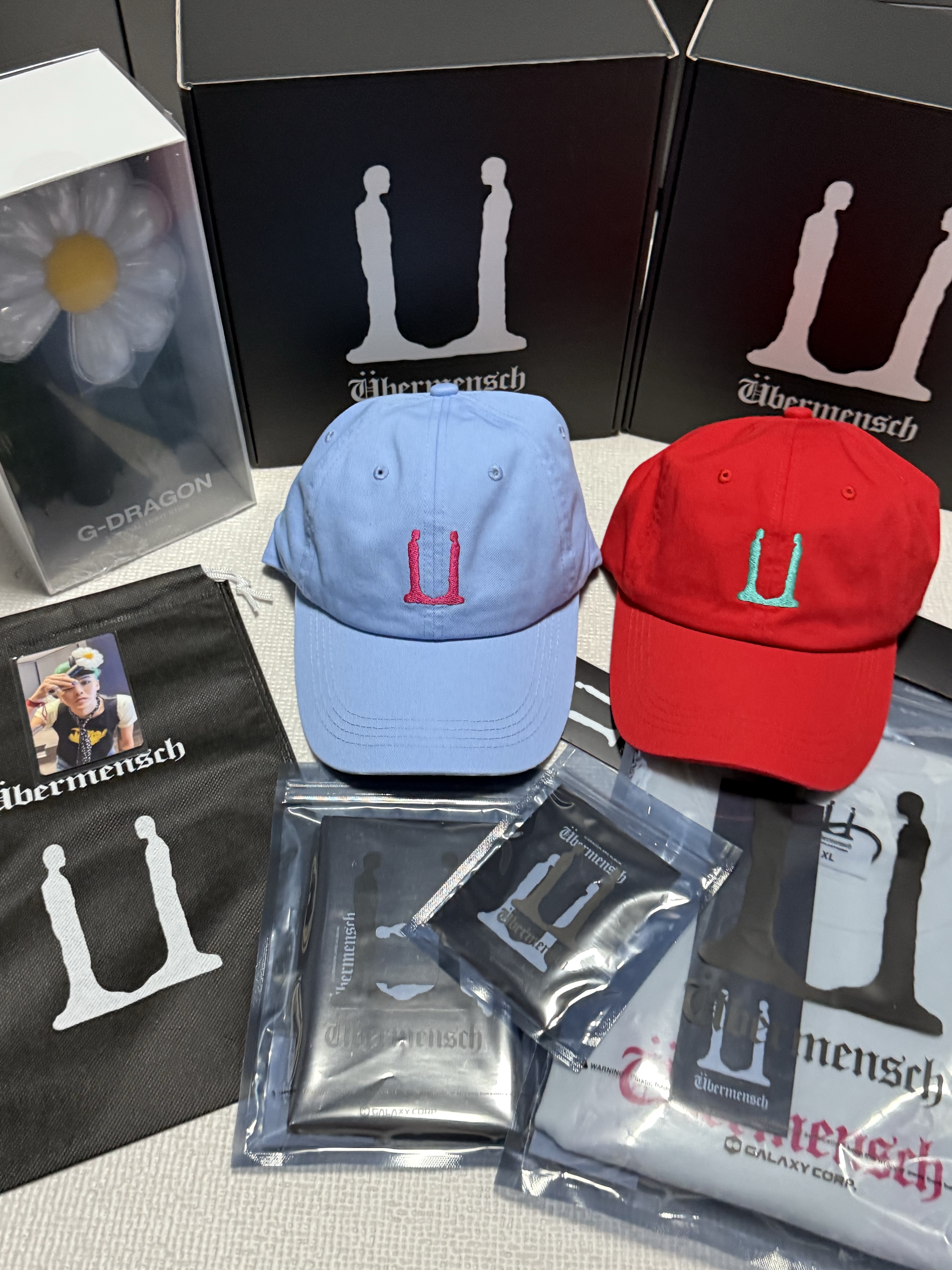 G-DRAGON Ubermensch Cap Red, G-DRAGON Ubermensch Cap Sky Blue 착용 스타일