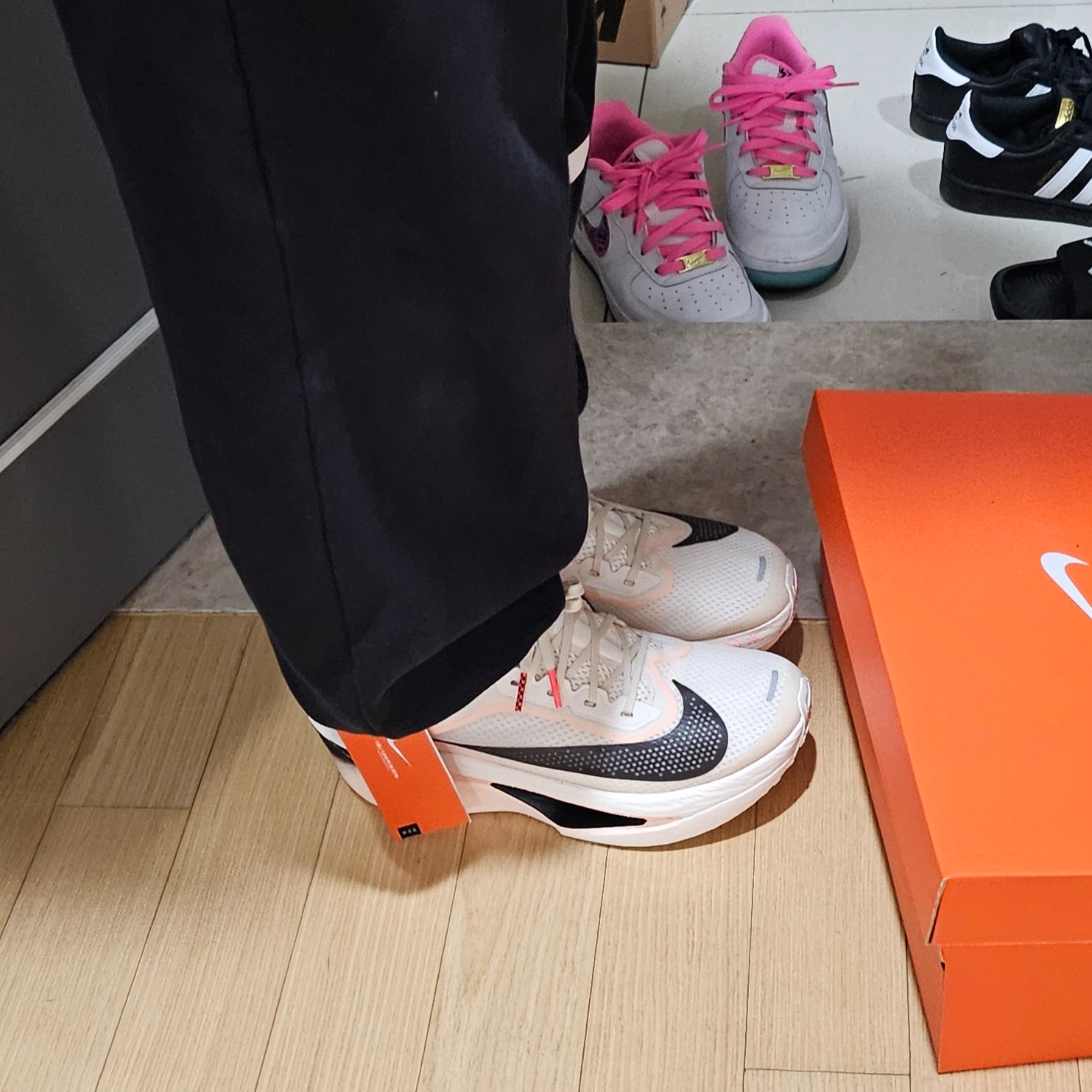 (W) Nike Zoom Fly 6 Pale Ivory Crimson Tint 착용 스타일 - 4