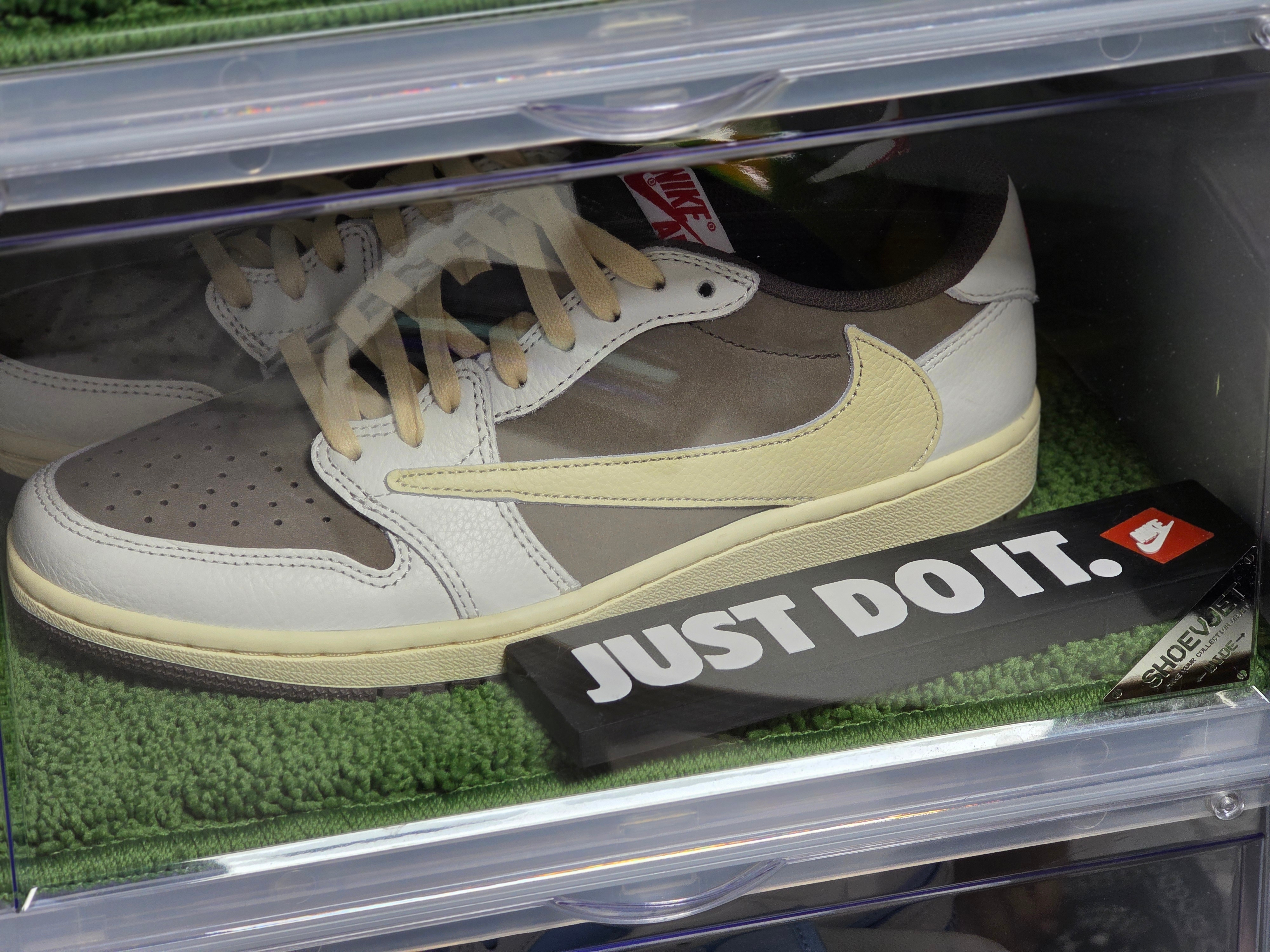 Jordan 1 x Travis Scott Retro Low OG SP Sail and Ridgerock 착용 스타일