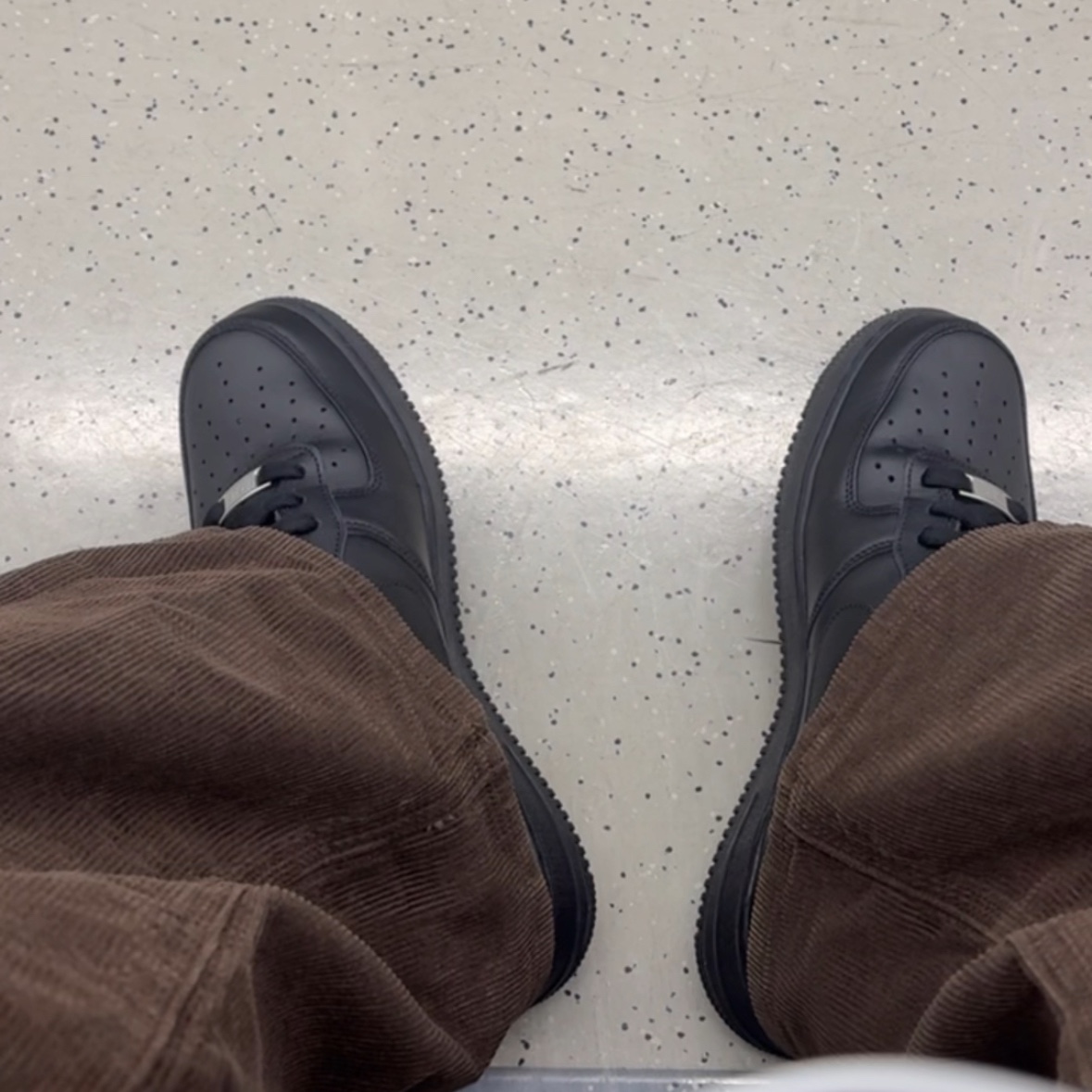 Nike Air Force 1 '07 Low Triple Black 착용 스타일