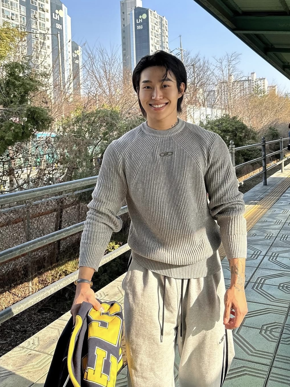 BORN TO WIN 85 Applique Rugby Hoodie Zip-Up Navy, BORN TO WIN Chrome B Logo Track Line Wide Pants Melange Grey 착용 스타일
