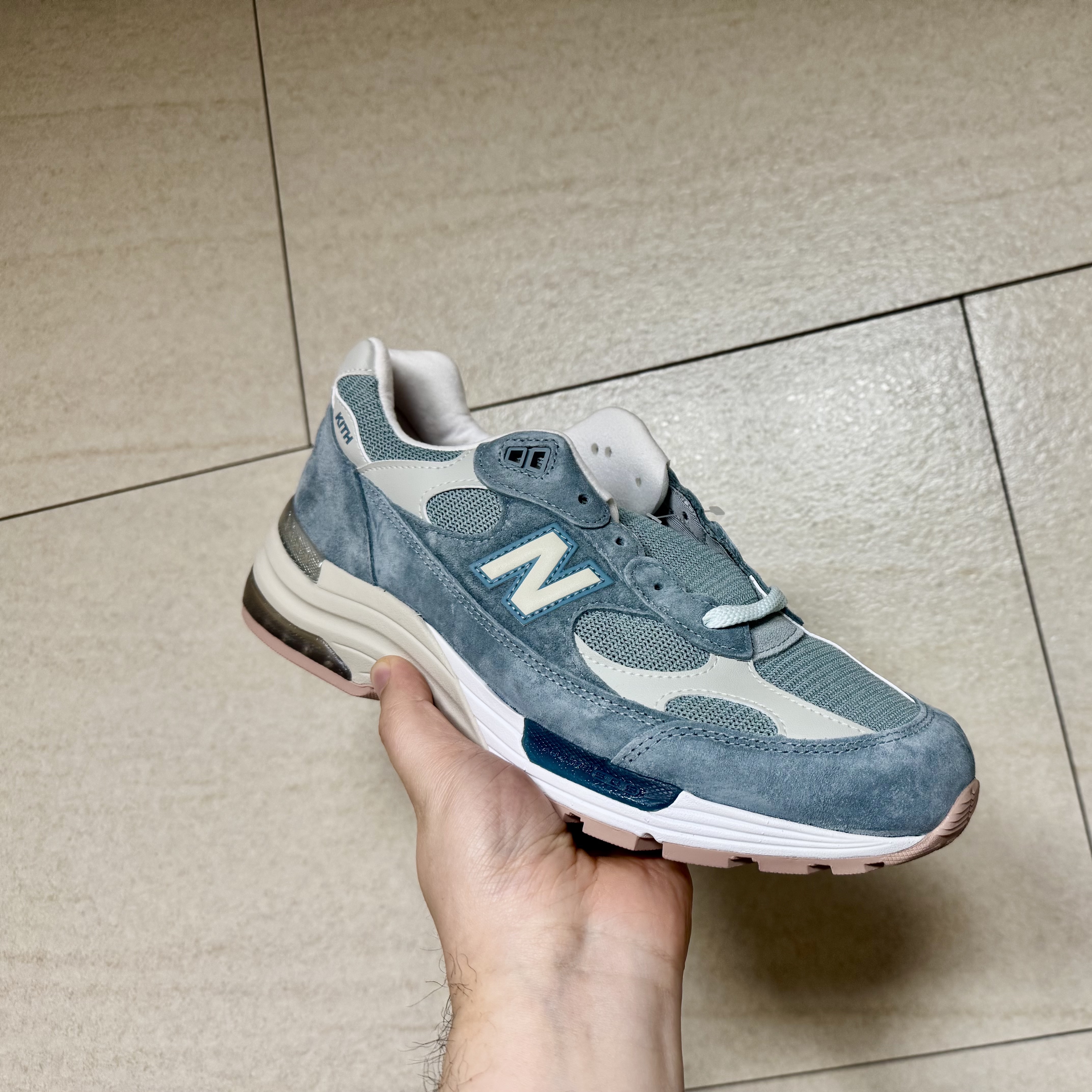 New Balance x Kith 992 Made in USA Aegean Blue Oyster 착용 스타일 - 2
