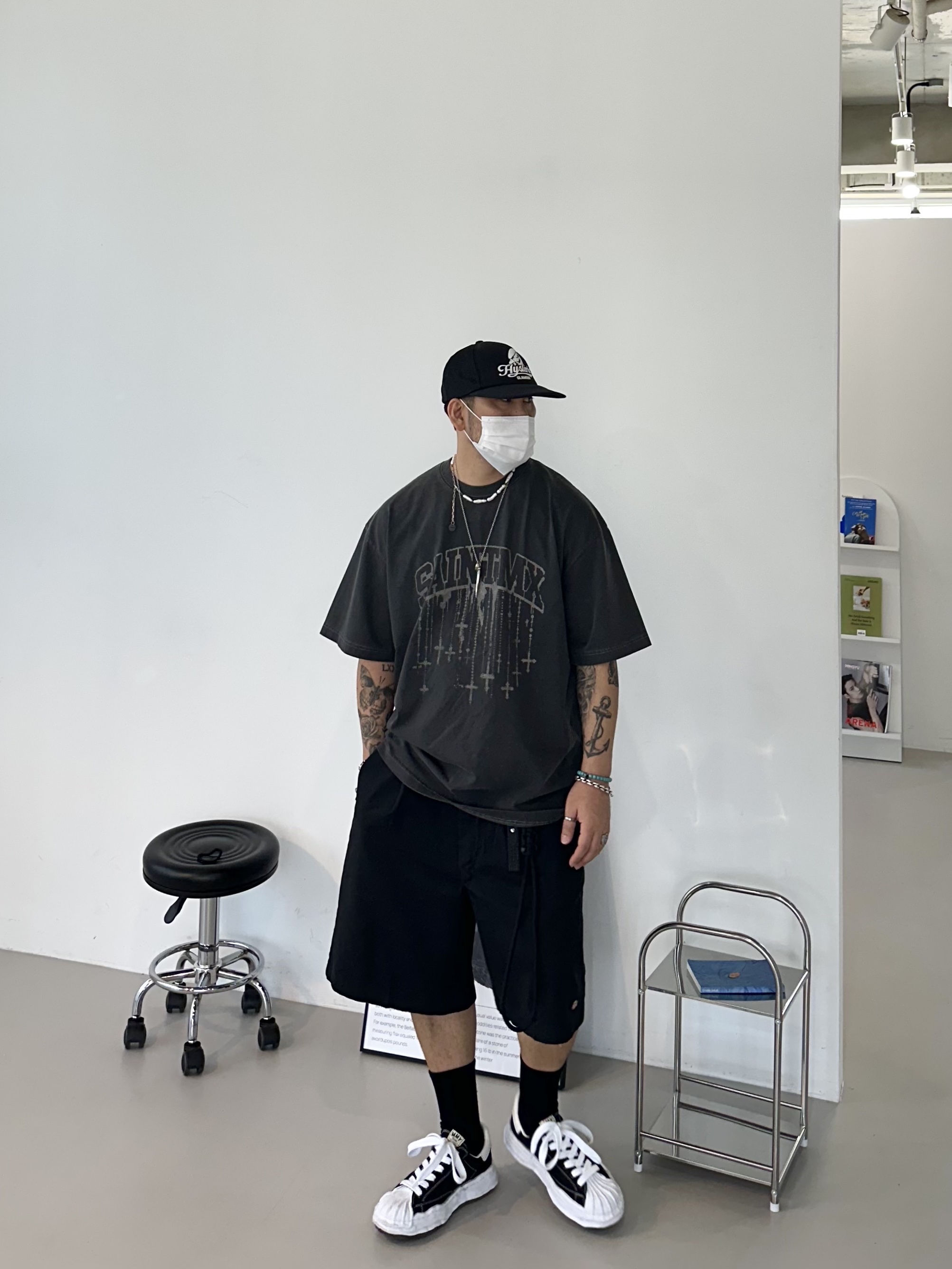 메종 미하라 야스히로 블레이키 OG 솔 캔버스 로우탑 스니커즈 블랙 화이트, 디키즈 루즈핏 13인치 플랫 프런트 워크 쇼츠 블랙 착용 스타일 - 1