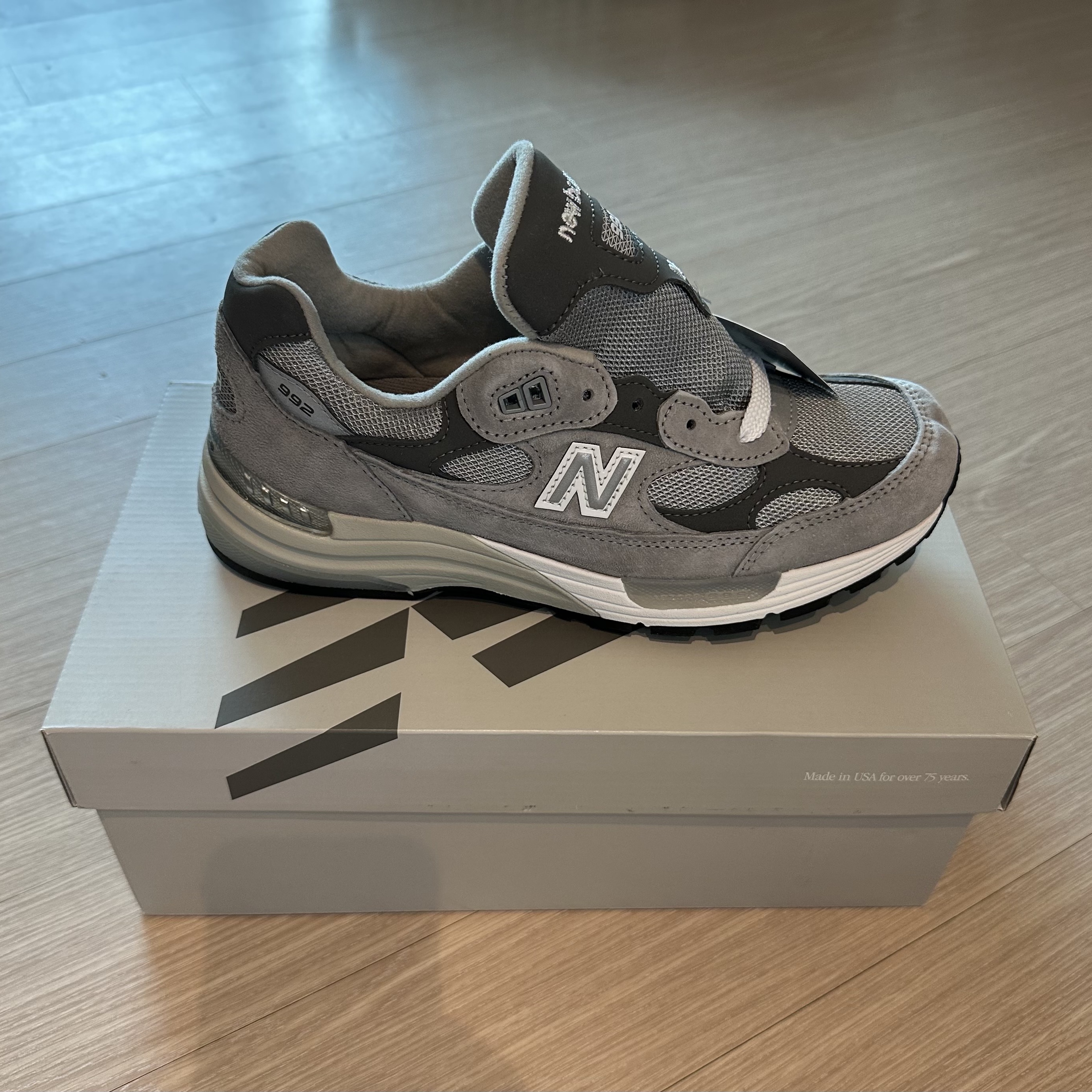 New Balance 992 Made in USA Core Grey Silver Metallic 착용 스타일