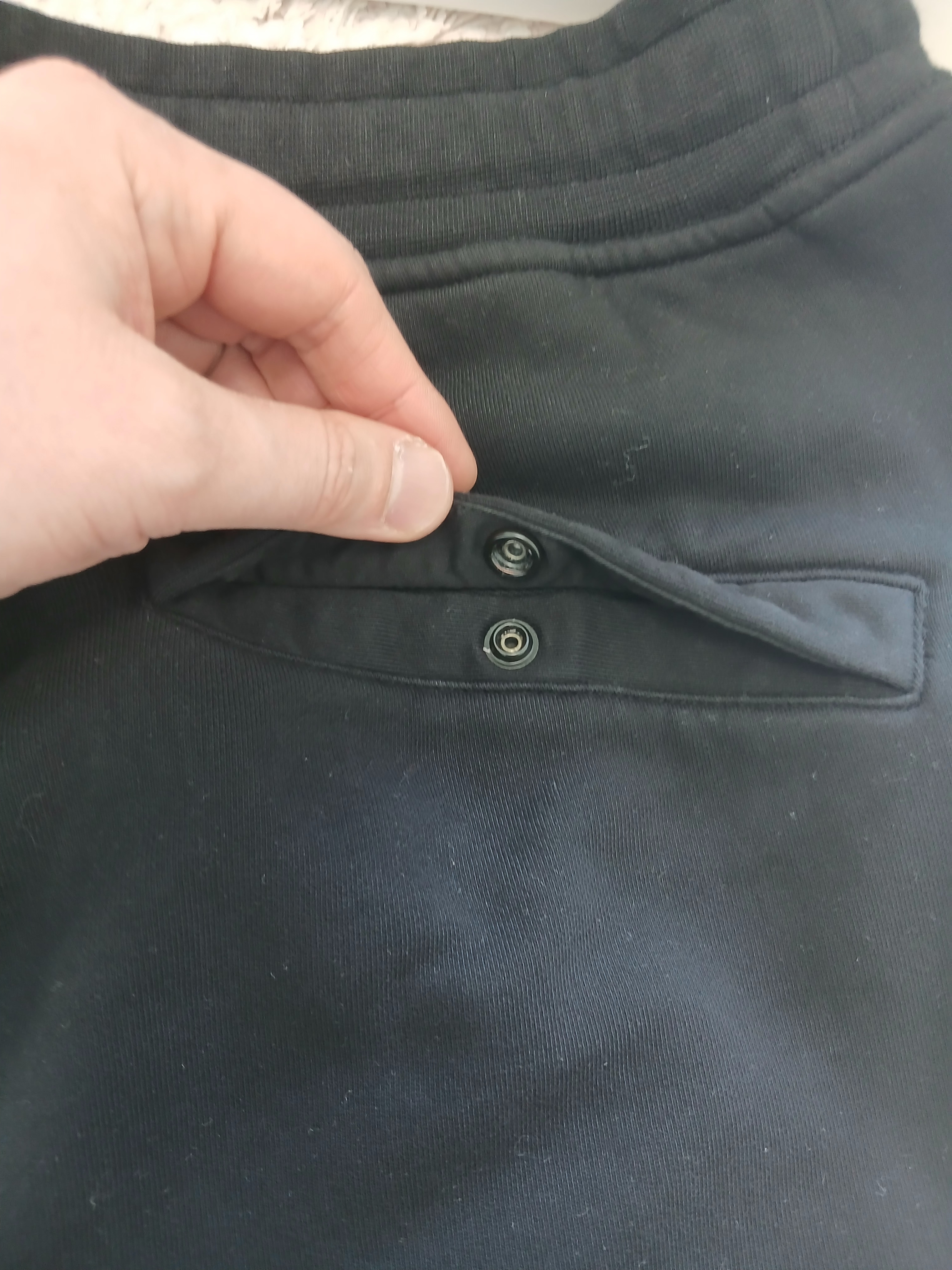 Stone Island 6200012 Organic Cotton Fleece Pocket Details Cargo Bermuda Shorts Black - 25SS 착용 스타일 - 4