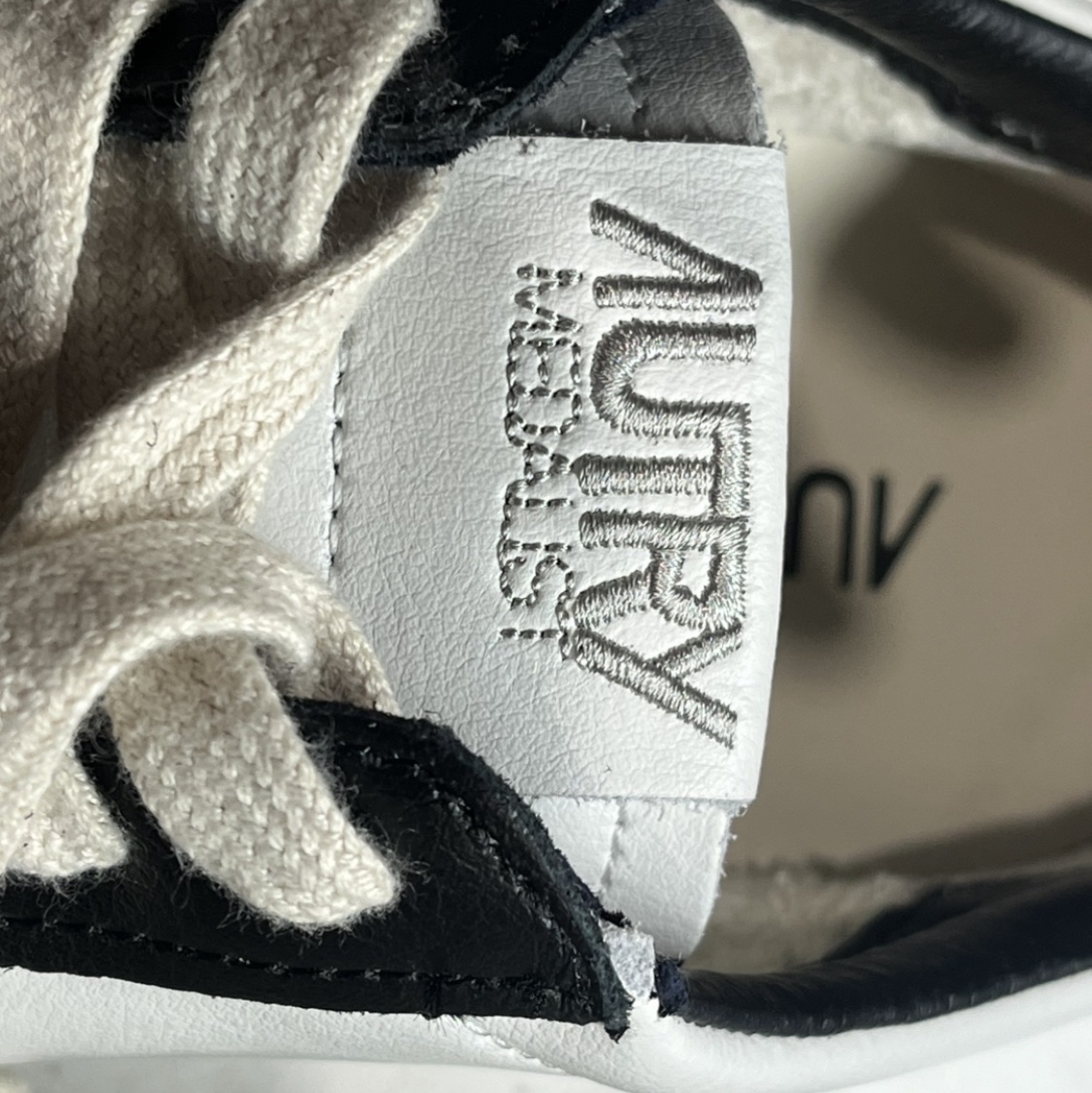 (W) Nike Initiator Metallic Silver Ice Blue 착용 스타일 - 1