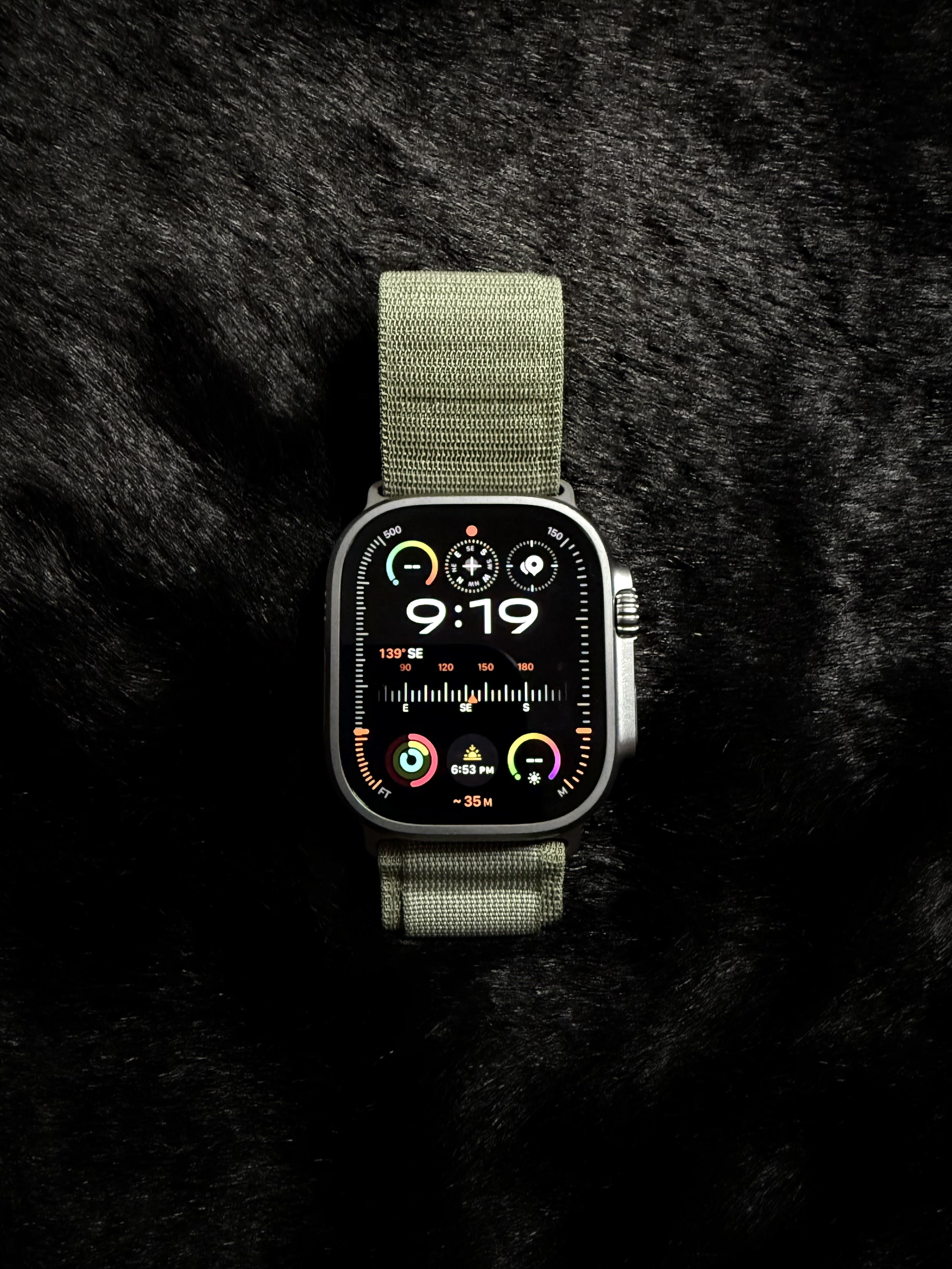 Apple Watch Ultra 2 49mm Titanium Case with M Alpine Loop Olive (Korean Ver.) 착용 스타일