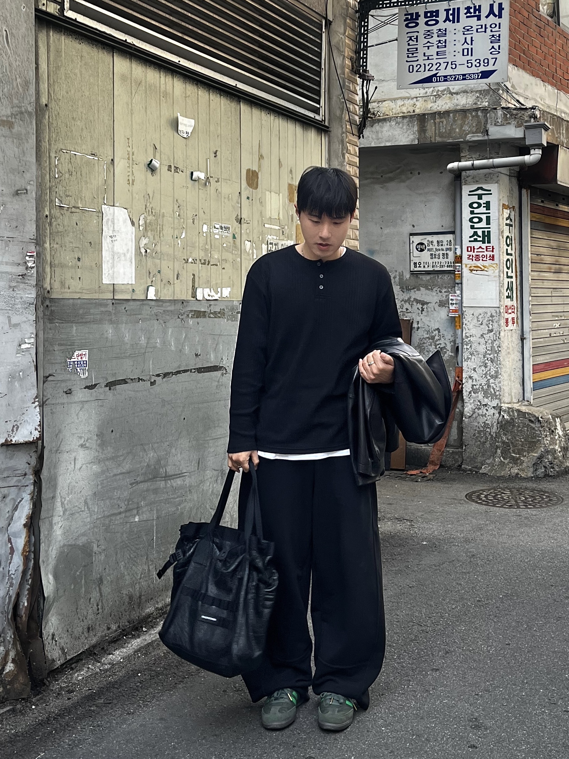 Adidas Samba Team Shadow Green, Balenciaga Army Medium Tote Bag Dark Grey 착용 스타일 - 1