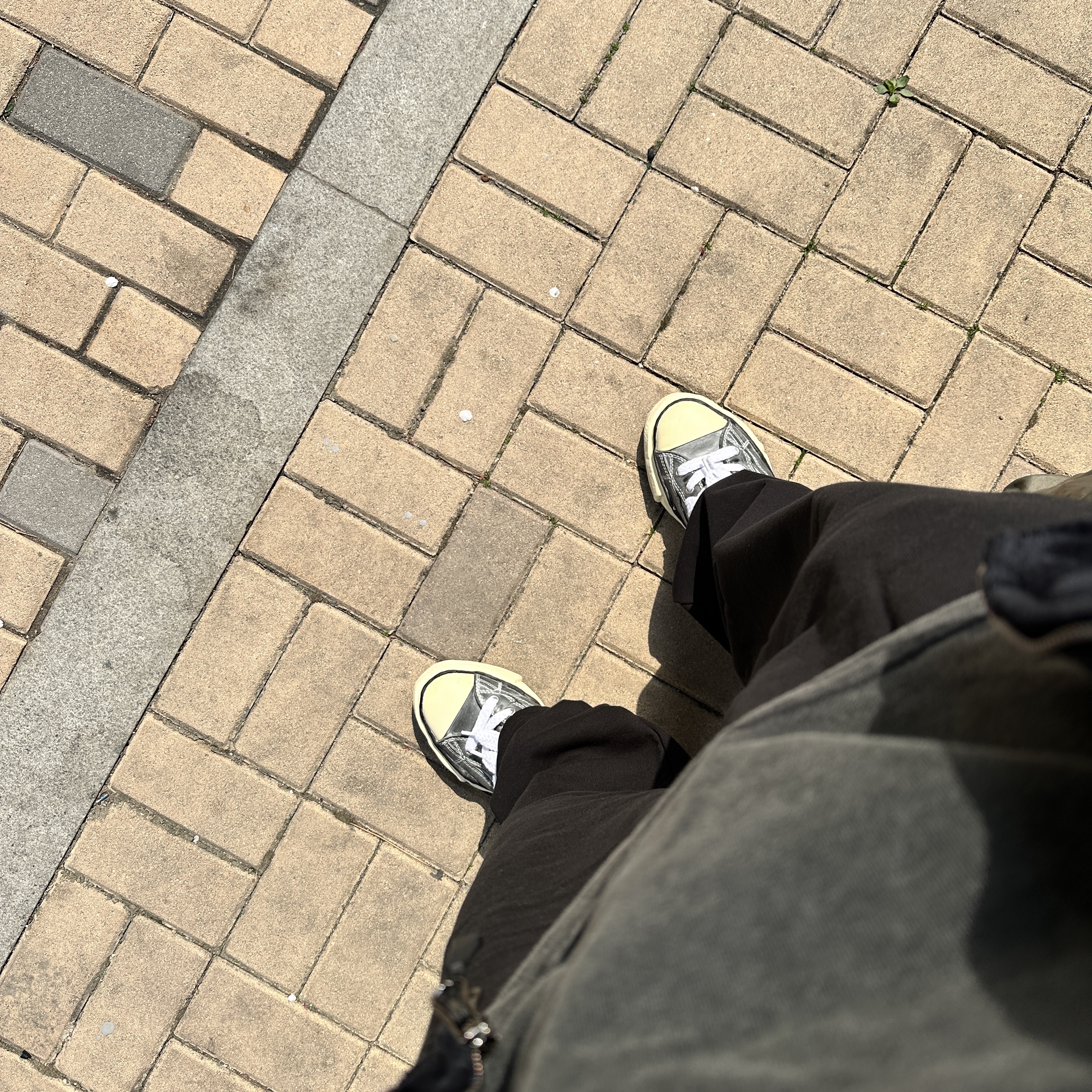 Maison Mihara Yasuhiro Peterson OG Sole Paraffin Leather Low-top Sneakers Black 착용 스타일